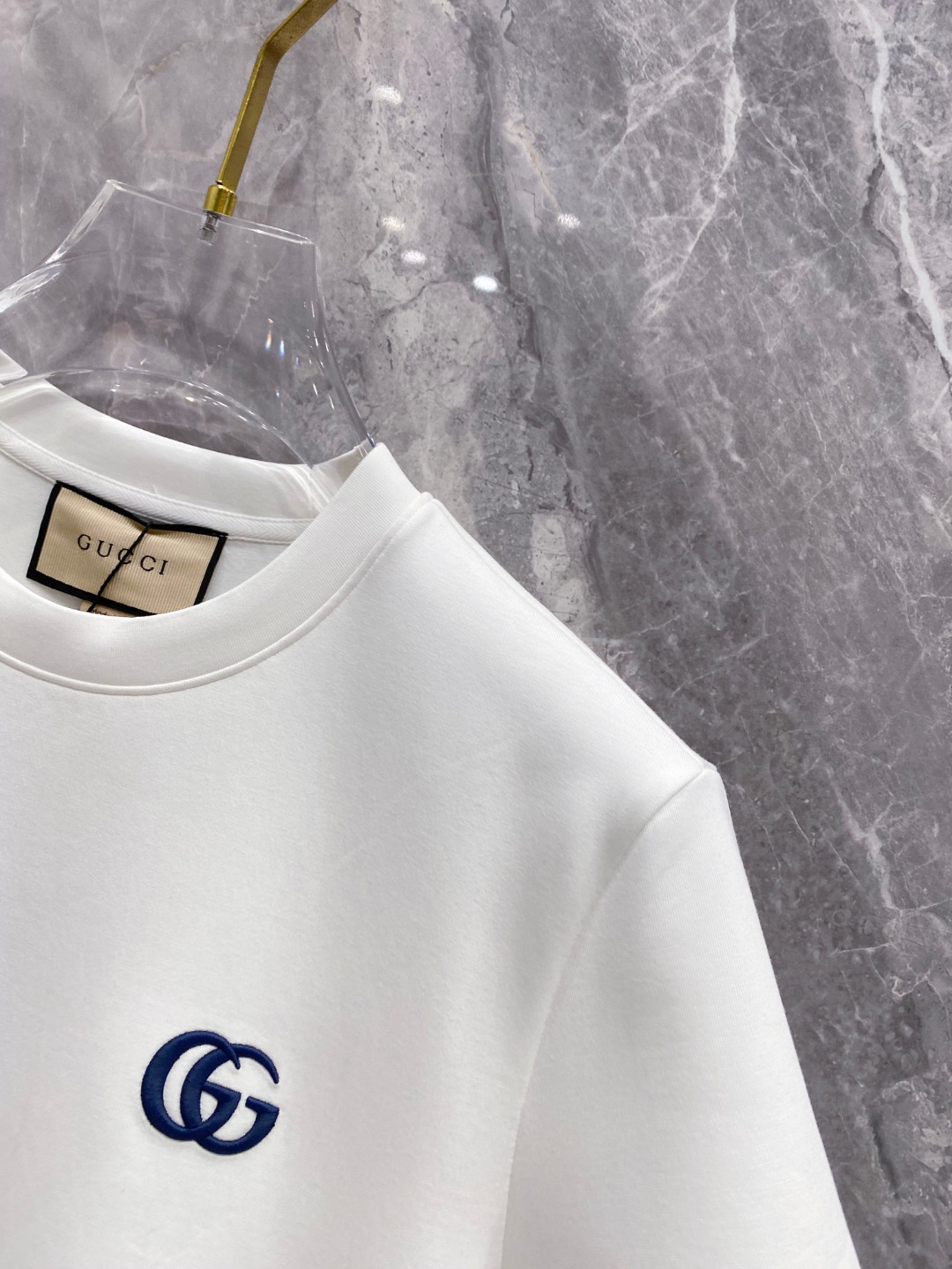 古驰 2025秋冬 圆领刺绣短袖T恤打底衫 元素性的Logo徽章凸显休闲时尚魅力,依然独领时尚风骚.内搭