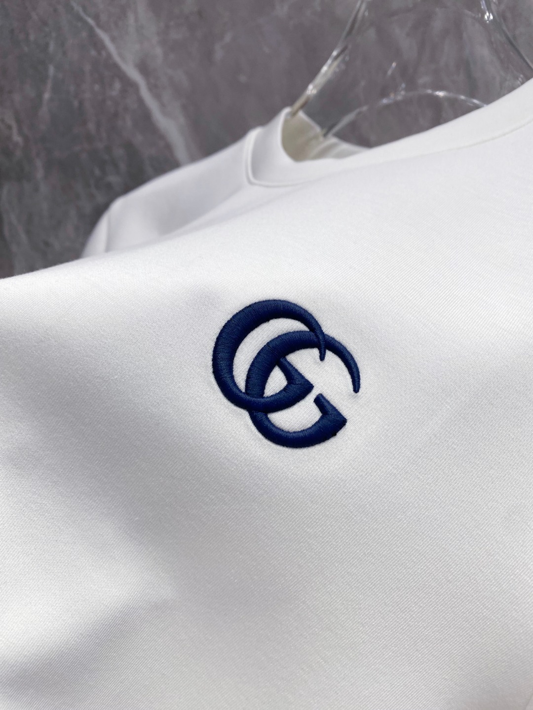 古驰 2025秋冬 圆领刺绣短袖T恤打底衫 元素性的Logo徽章凸显休闲时尚魅力,依然独领时尚风骚.内搭