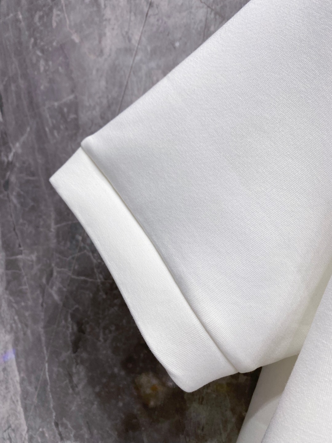 古驰 2025秋冬 圆领刺绣短袖T恤打底衫 元素性的Logo徽章凸显休闲时尚魅力,依然独领时尚风骚.内搭