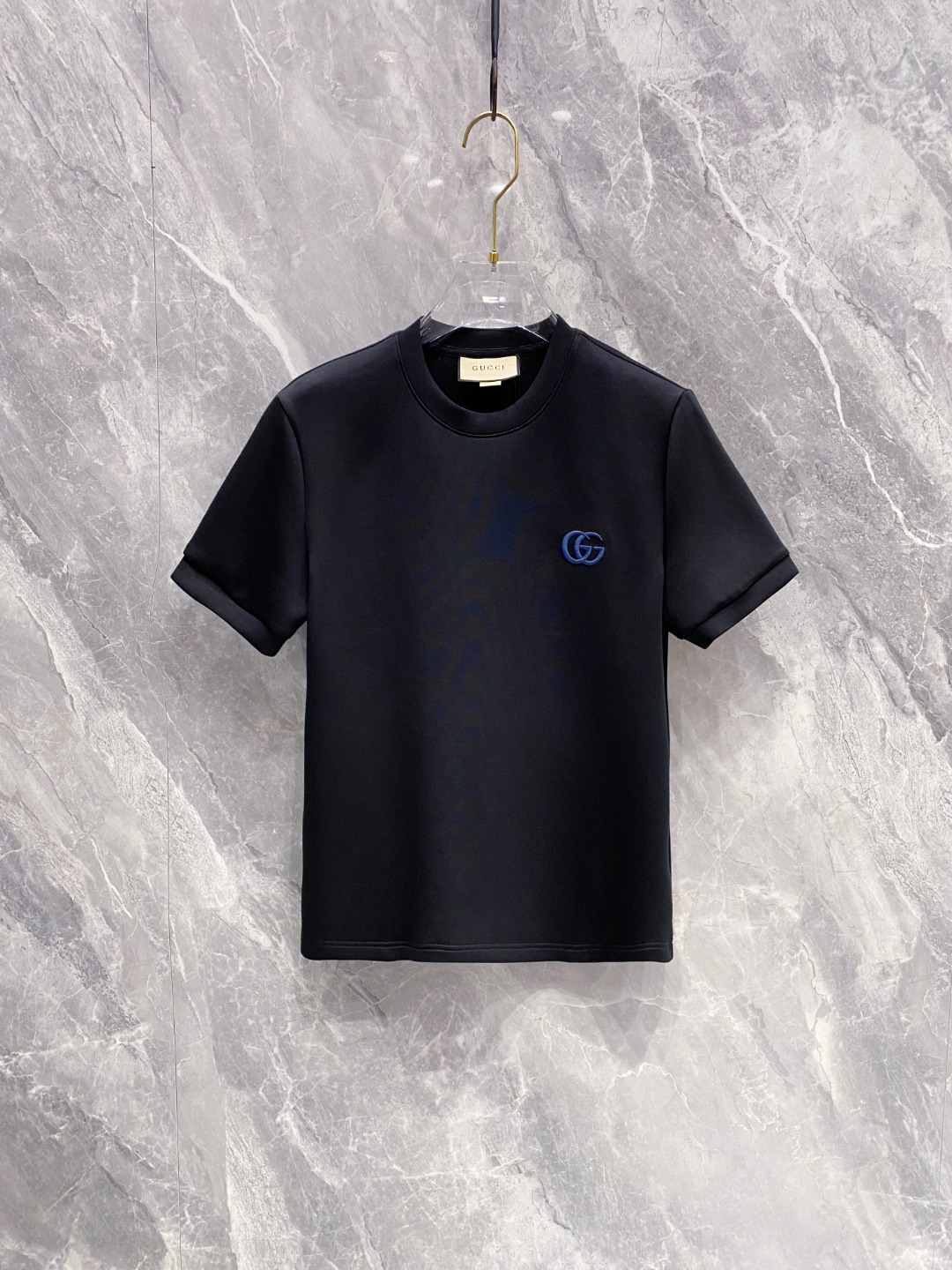 古驰 2025秋冬 圆领刺绣短袖T恤打底衫 元素性的Logo徽章凸显休闲时尚魅力,依然独领时尚风骚.内搭