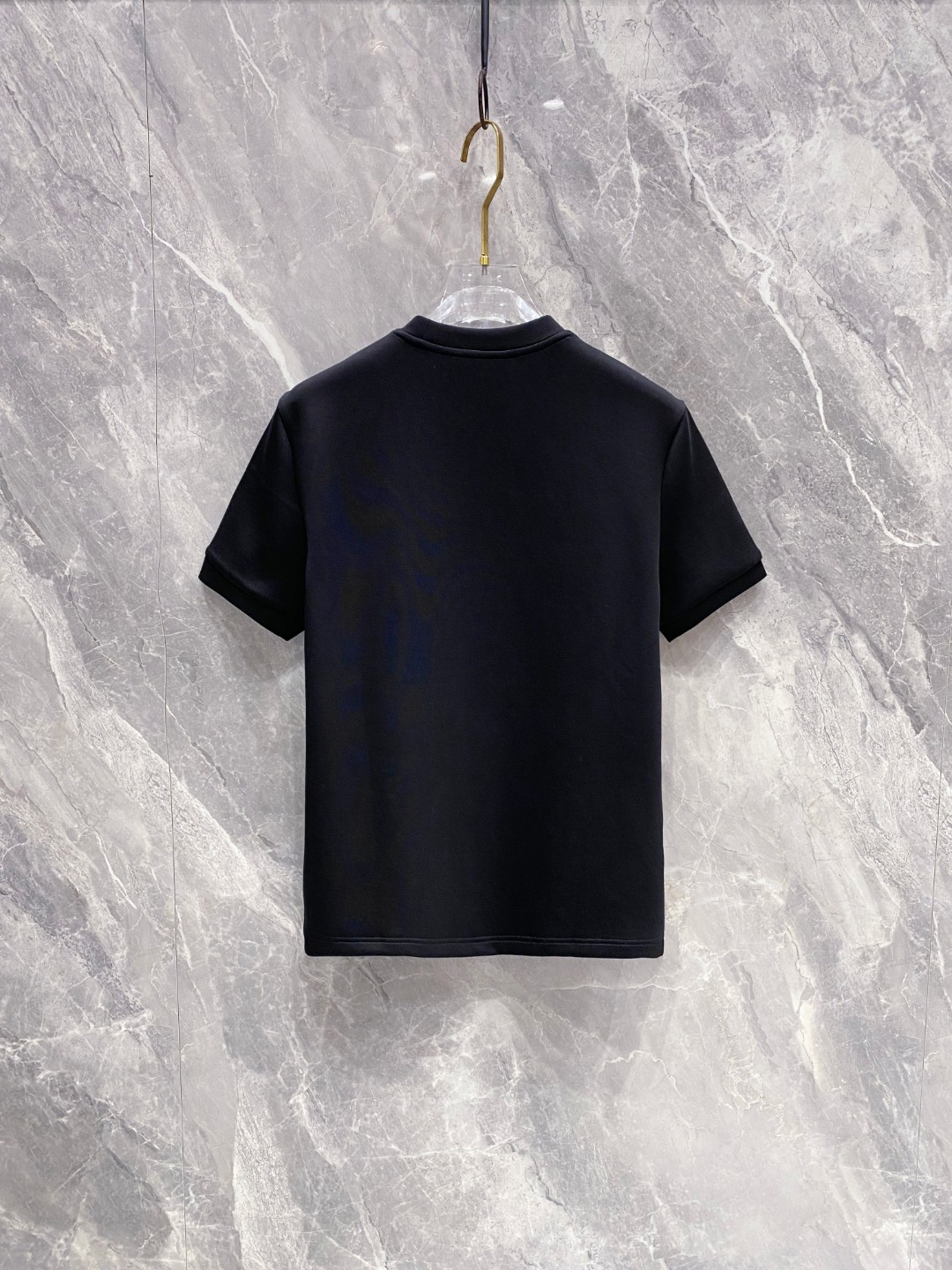 古驰 2025秋冬 圆领刺绣短袖T恤打底衫 元素性的Logo徽章凸显休闲时尚魅力,依然独领时尚风骚.内搭