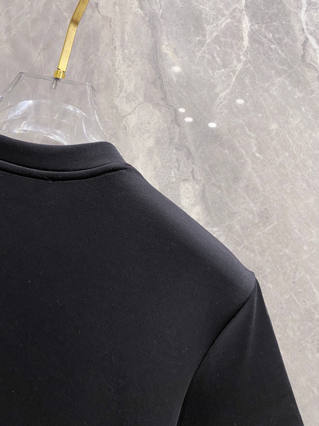 古驰 2025秋冬 圆领刺绣短袖T恤打底衫 元素性的Logo徽章凸显休闲时尚魅力,依然独领时尚风骚.内搭