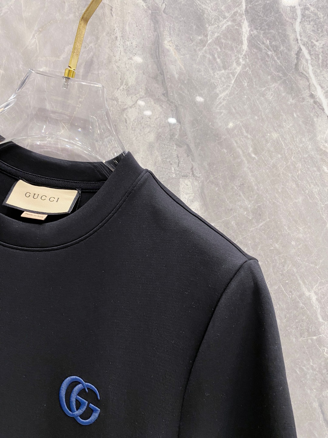 古驰 2025秋冬 圆领刺绣短袖T恤打底衫 元素性的Logo徽章凸显休闲时尚魅力,依然独领时尚风骚.内搭