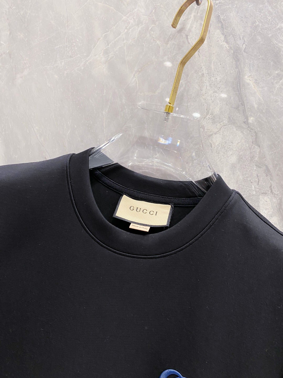 古驰 2025秋冬 圆领刺绣短袖T恤打底衫 元素性的Logo徽章凸显休闲时尚魅力,依然独领时尚风骚.内搭