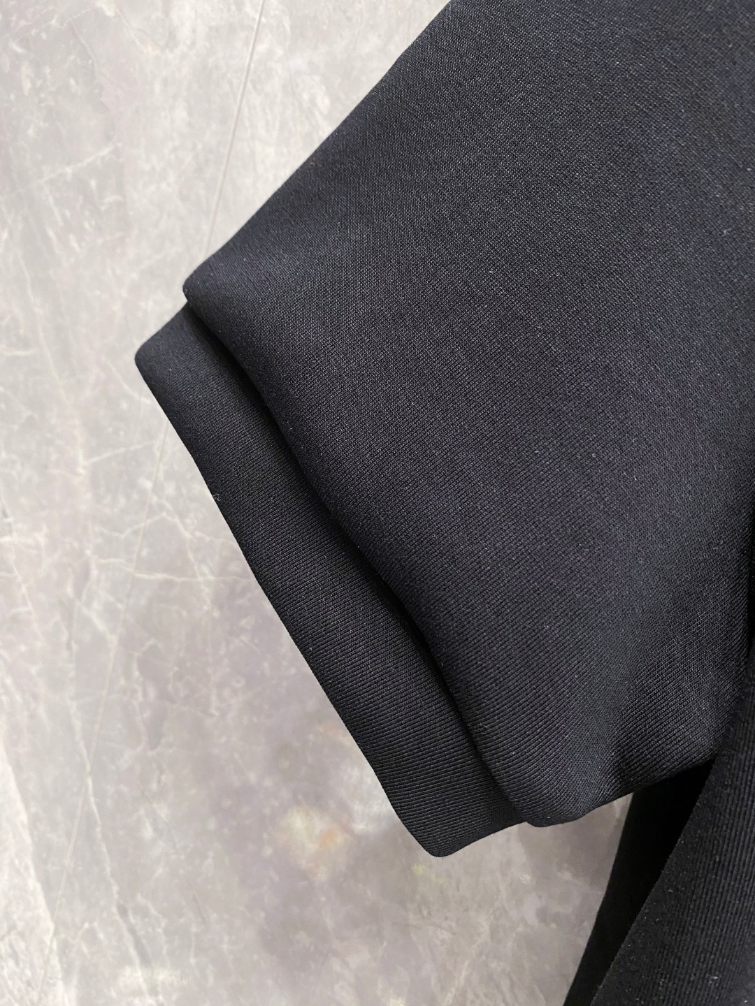 古驰 2025秋冬 圆领刺绣短袖T恤打底衫 元素性的Logo徽章凸显休闲时尚魅力,依然独领时尚风骚.内搭