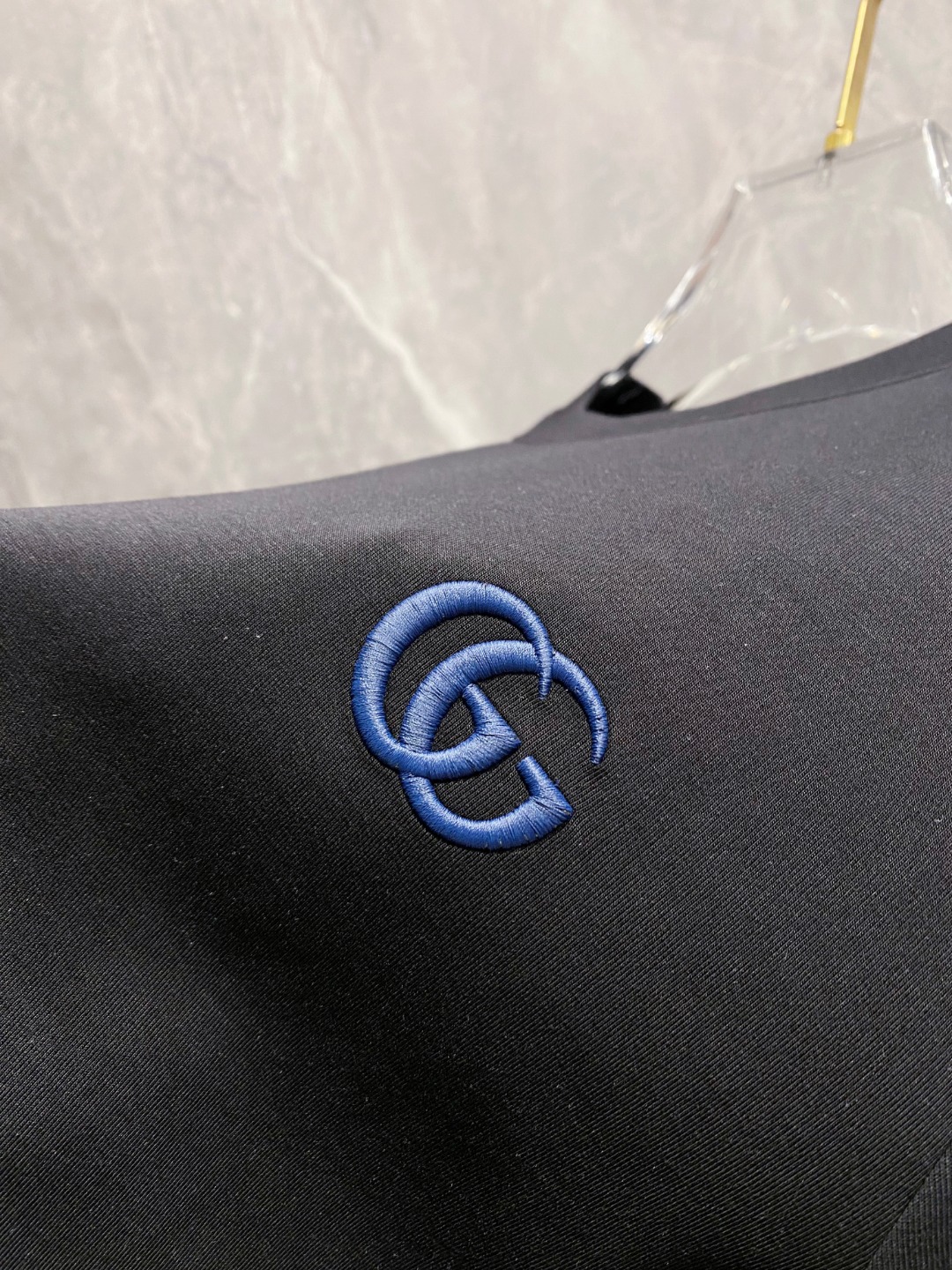 古驰 2025秋冬 圆领刺绣短袖T恤打底衫 元素性的Logo徽章凸显休闲时尚魅力,依然独领时尚风骚.内搭