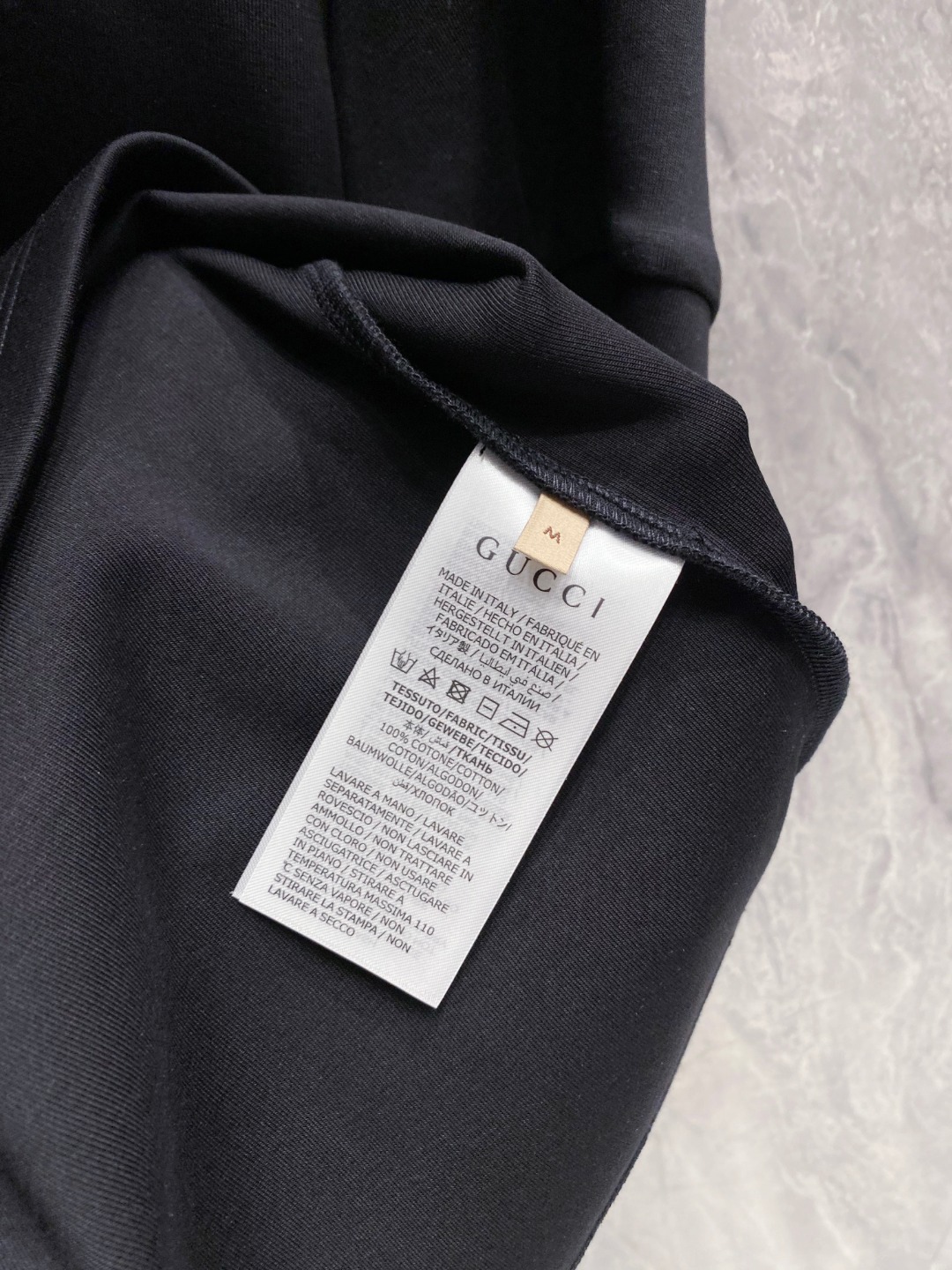 古驰 2025秋冬 圆领刺绣短袖T恤打底衫 元素性的Logo徽章凸显休闲时尚魅力,依然独领时尚风骚.内搭