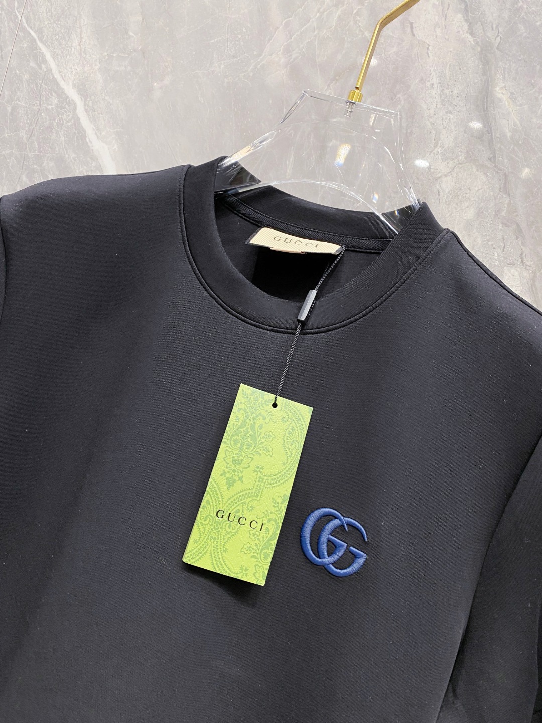 古驰 2025秋冬 圆领刺绣短袖T恤打底衫 元素性的Logo徽章凸显休闲时尚魅力,依然独领时尚风骚.内搭