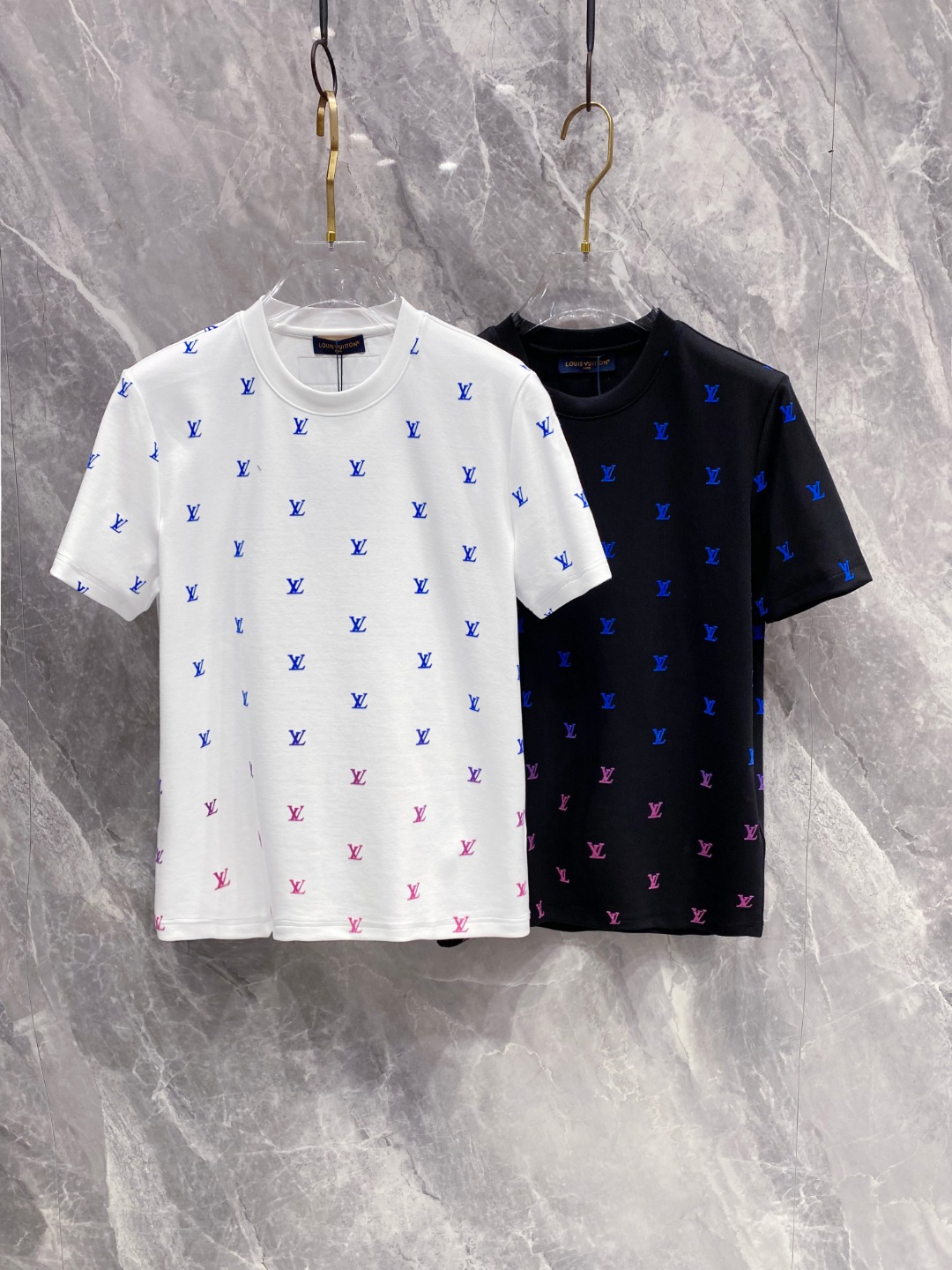 LV 2025秋冬 圆领刺绣短袖T恤打底衫 元素性的Logo徽章凸显休闲时尚魅力,依然独领时尚风骚.内搭