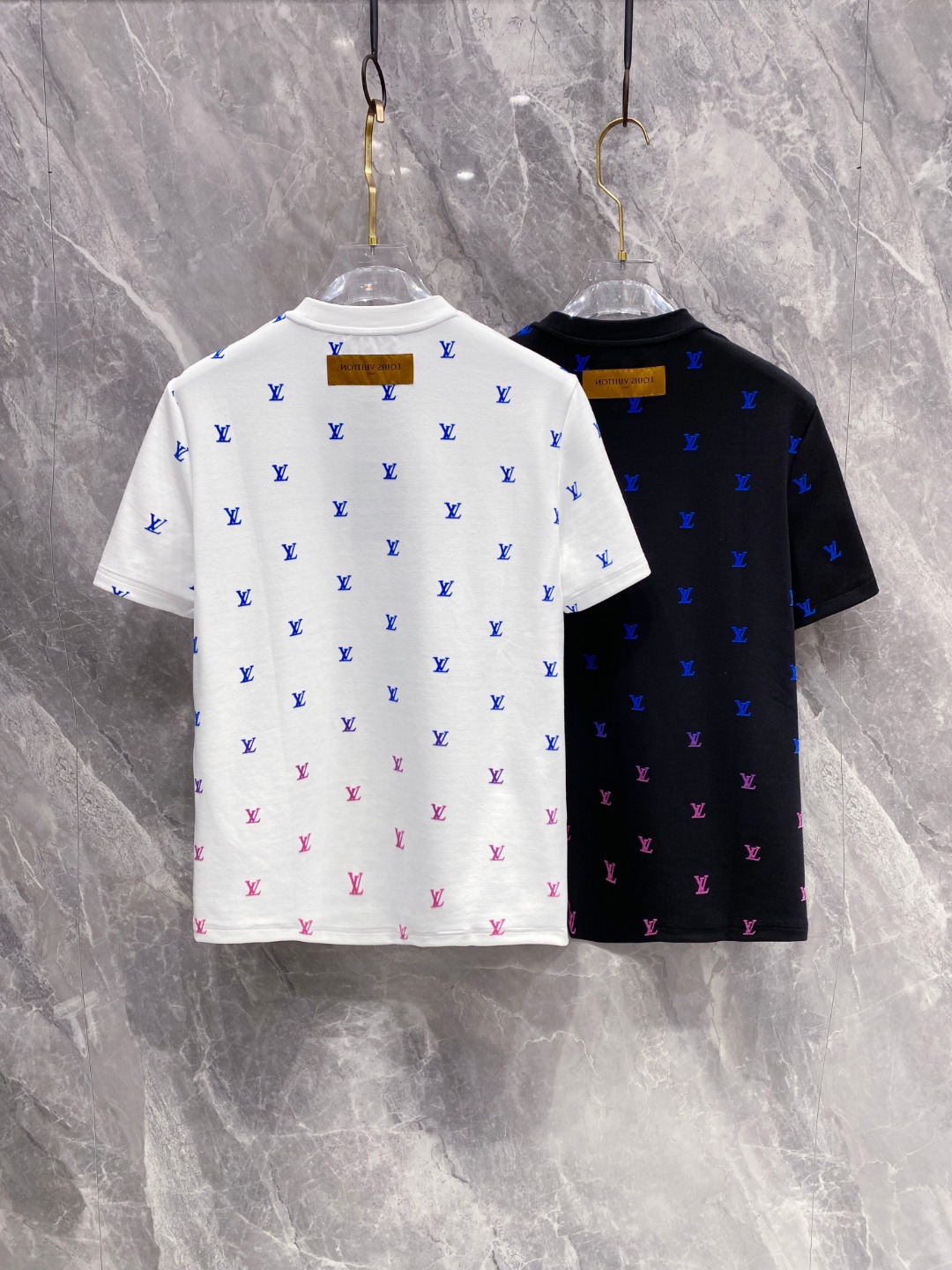 LV 2025秋冬 圆领刺绣短袖T恤打底衫 元素性的Logo徽章凸显休闲时尚魅力,依然独领时尚风骚.内搭