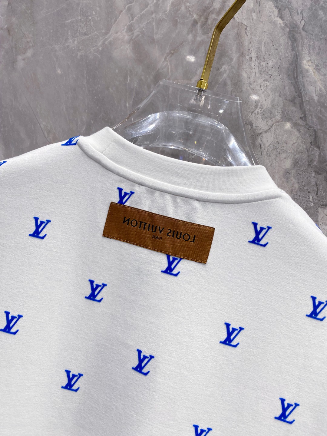 LV 2025秋冬 圆领刺绣短袖T恤打底衫 元素性的Logo徽章凸显休闲时尚魅力,依然独领时尚风骚.内搭