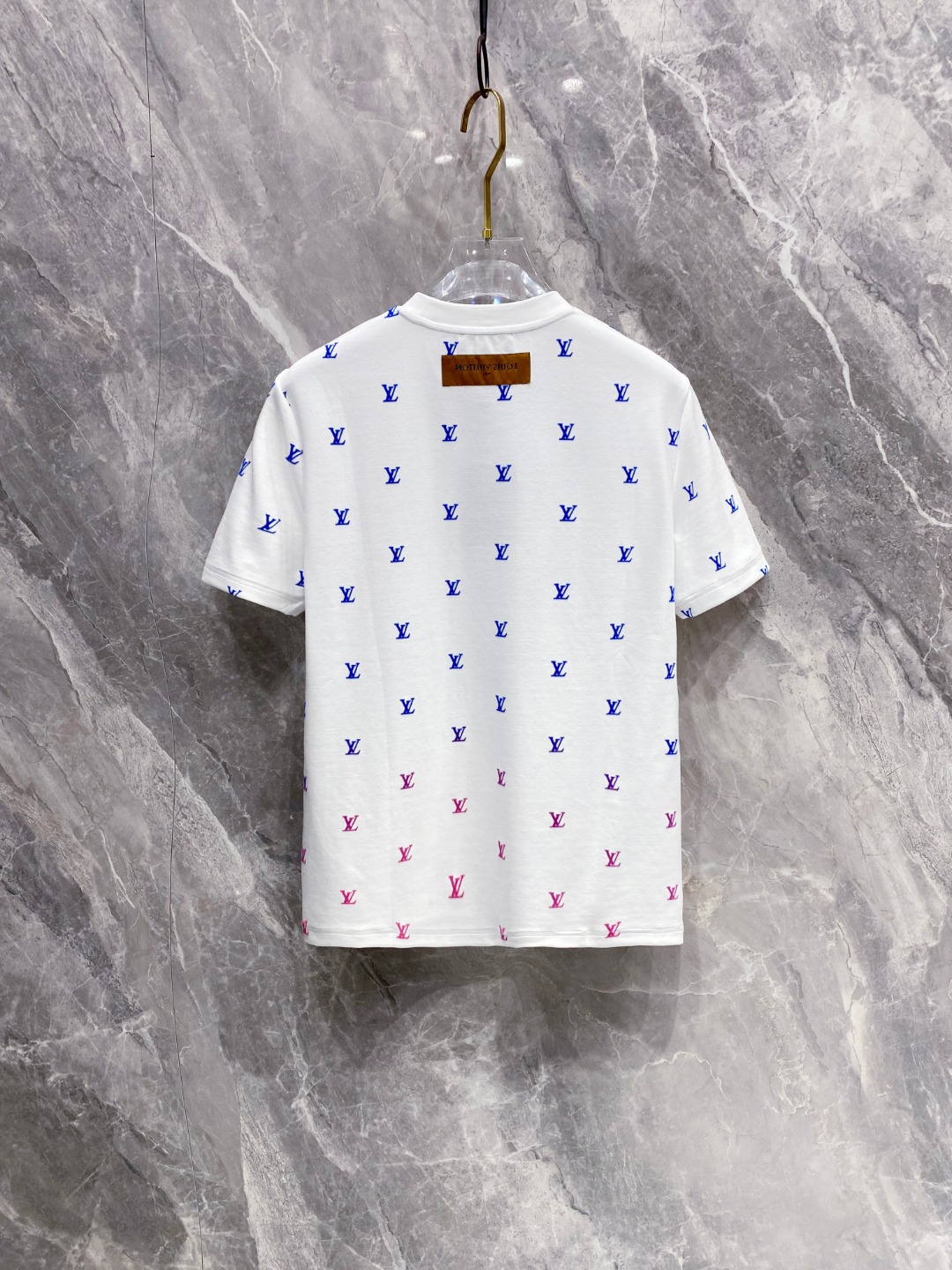 LV 2025秋冬 圆领刺绣短袖T恤打底衫 元素性的Logo徽章凸显休闲时尚魅力,依然独领时尚风骚.内搭