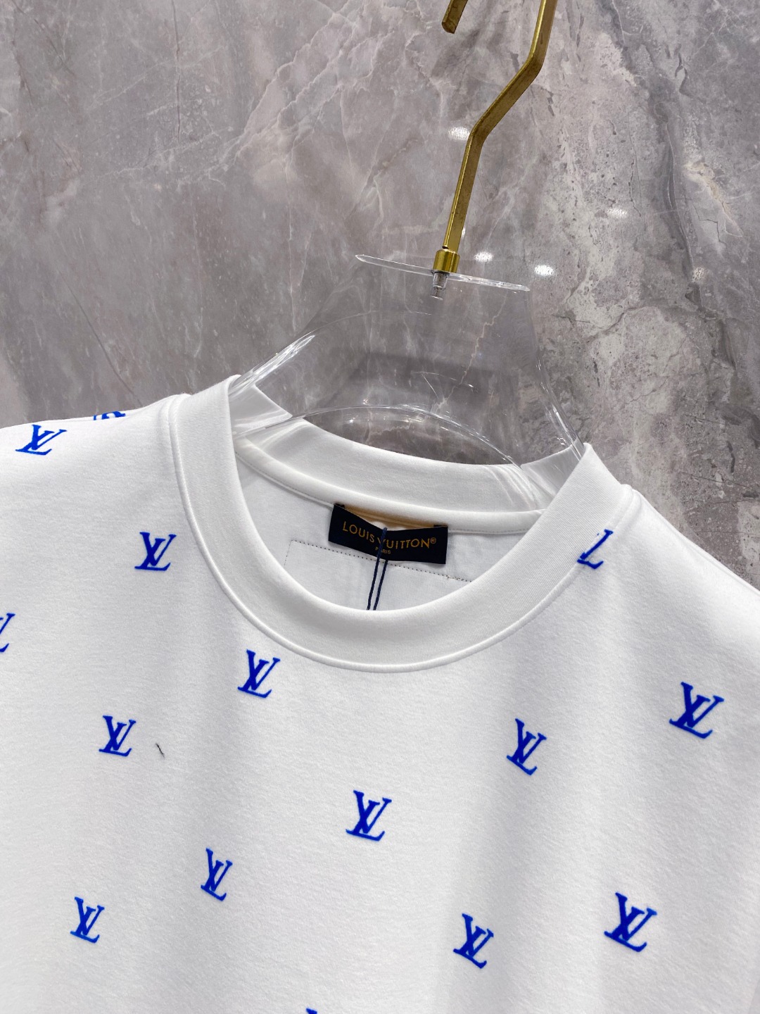 LV 2025秋冬 圆领刺绣短袖T恤打底衫 元素性的Logo徽章凸显休闲时尚魅力,依然独领时尚风骚.内搭