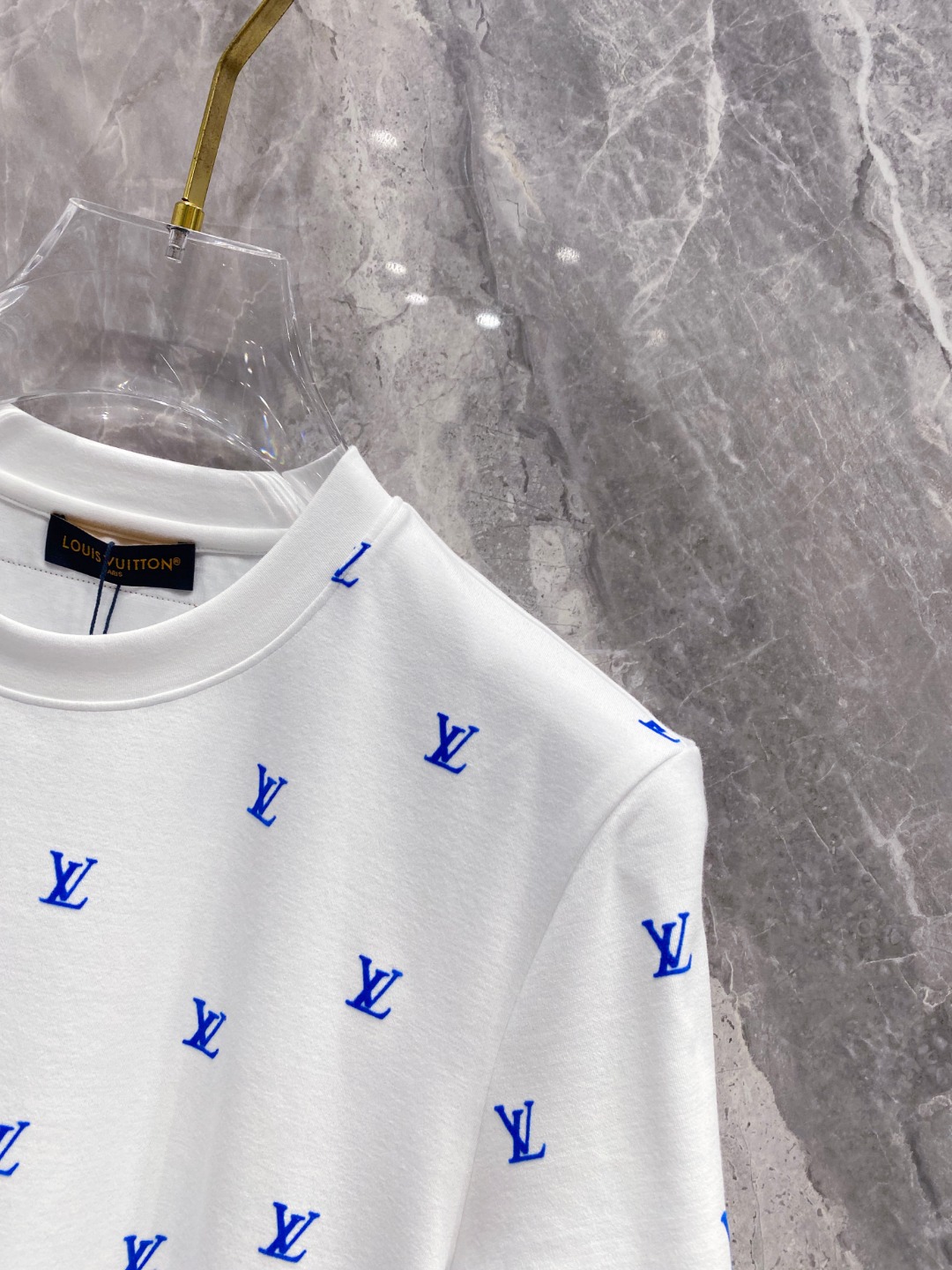 LV 2025秋冬 圆领刺绣短袖T恤打底衫 元素性的Logo徽章凸显休闲时尚魅力,依然独领时尚风骚.内搭