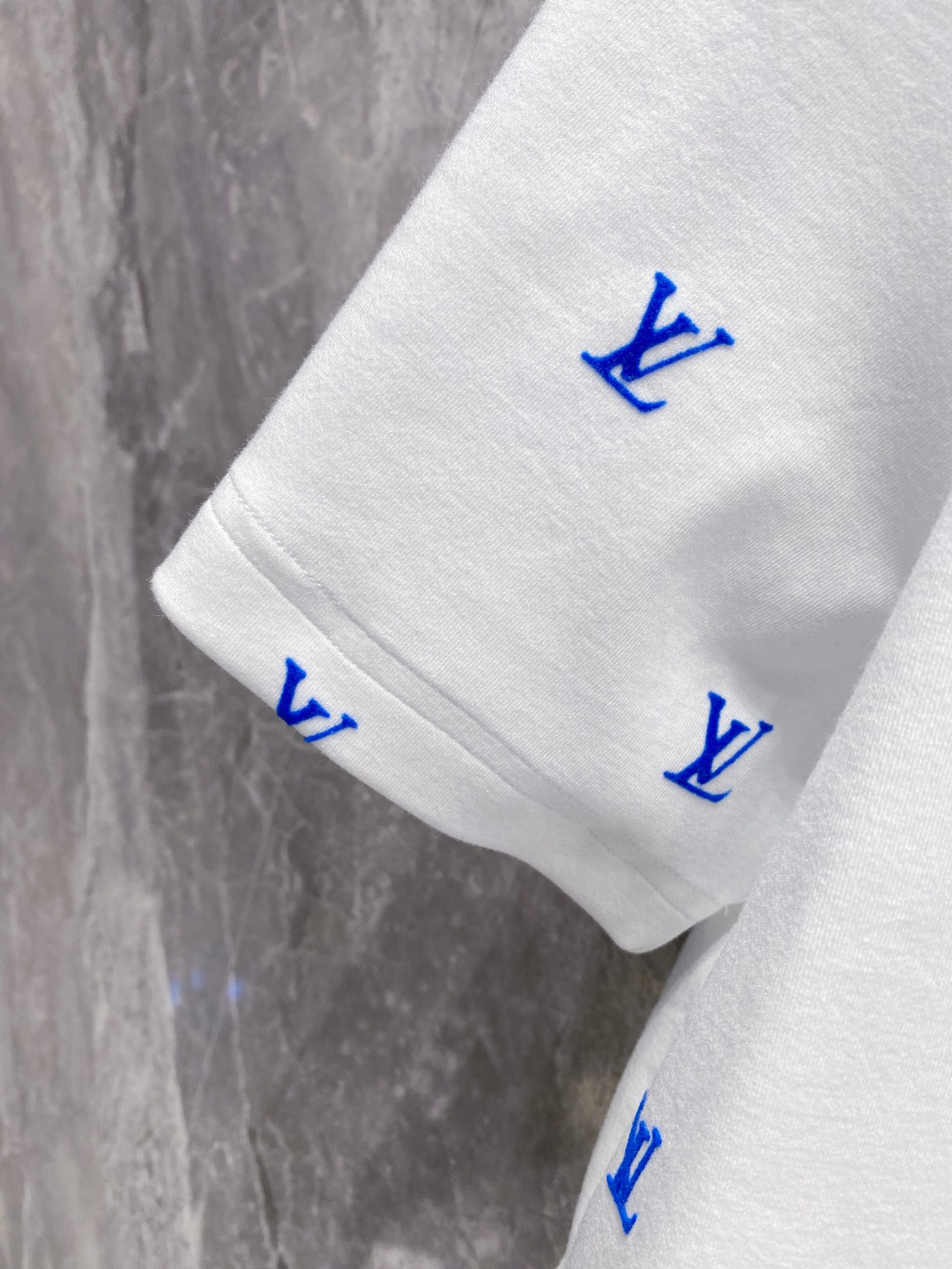 LV 2025秋冬 圆领刺绣短袖T恤打底衫 元素性的Logo徽章凸显休闲时尚魅力,依然独领时尚风骚.内搭