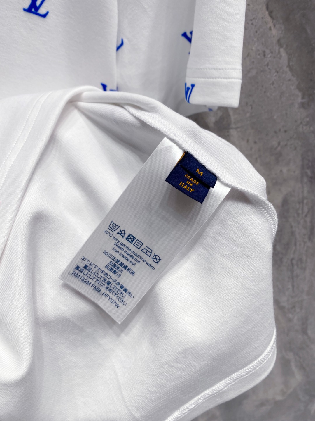 LV 2025秋冬 圆领刺绣短袖T恤打底衫 元素性的Logo徽章凸显休闲时尚魅力,依然独领时尚风骚.内搭