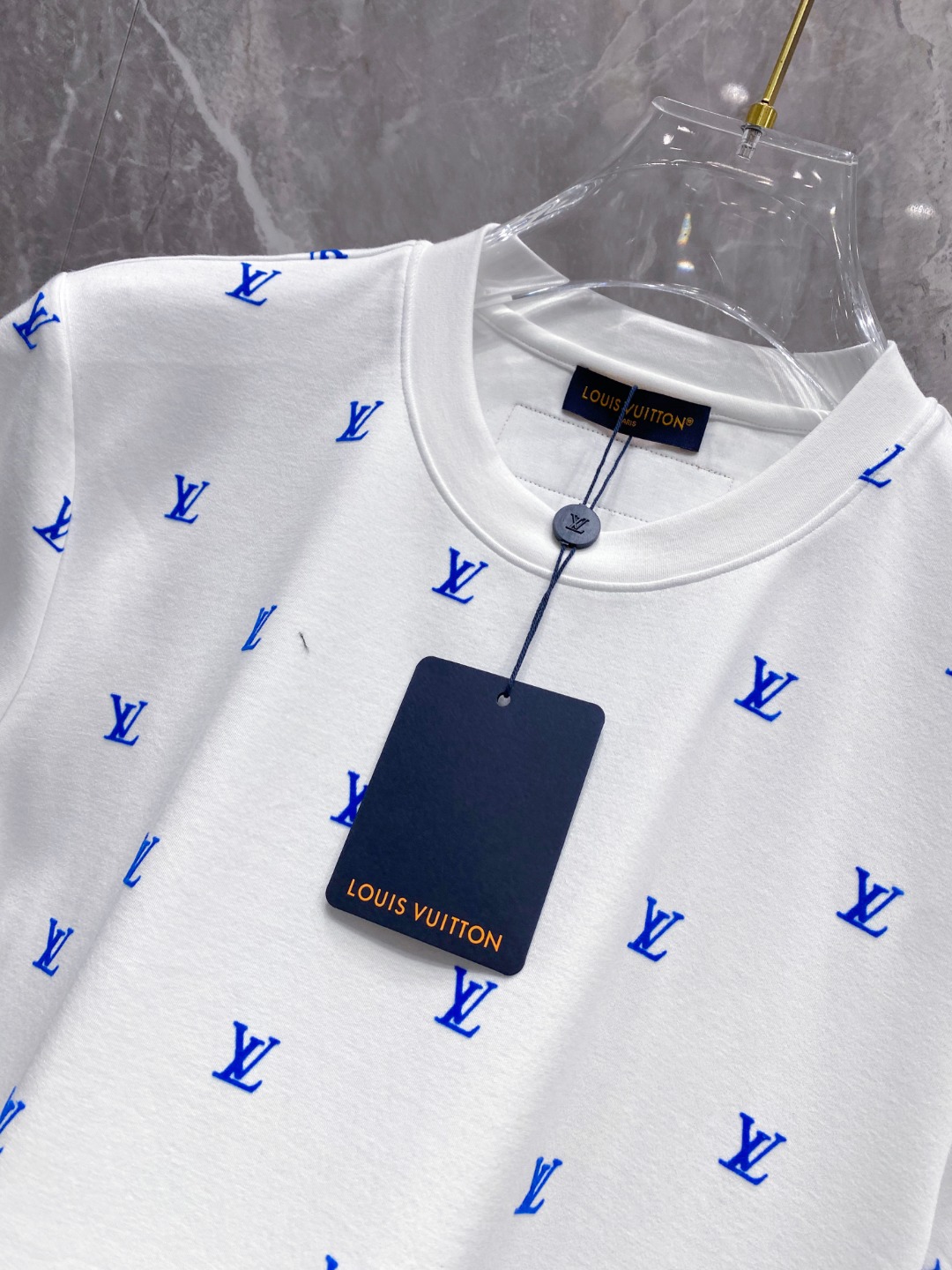 LV 2025秋冬 圆领刺绣短袖T恤打底衫 元素性的Logo徽章凸显休闲时尚魅力,依然独领时尚风骚.内搭