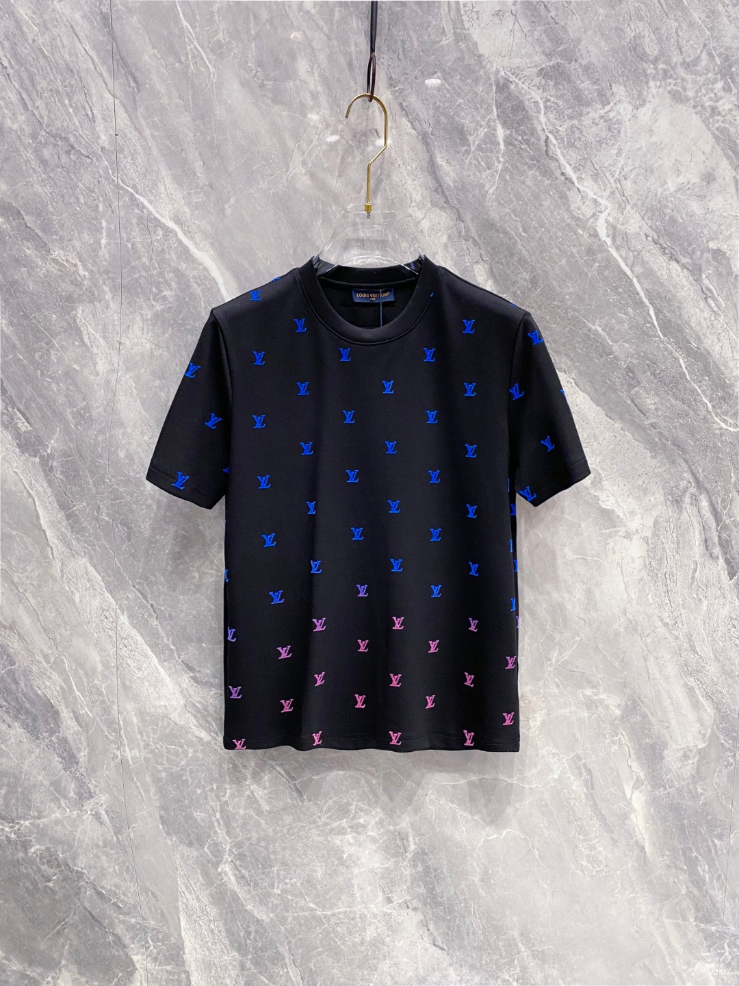 LV 2025秋冬 圆领刺绣短袖T恤打底衫 元素性的Logo徽章凸显休闲时尚魅力,依然独领时尚风骚.内搭