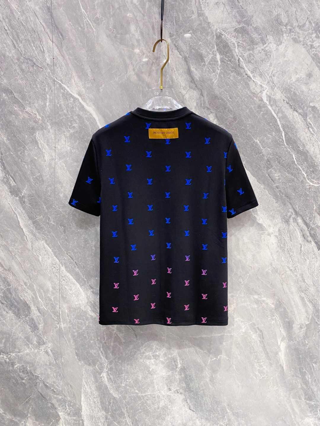LV 2025秋冬 圆领刺绣短袖T恤打底衫 元素性的Logo徽章凸显休闲时尚魅力,依然独领时尚风骚.内搭