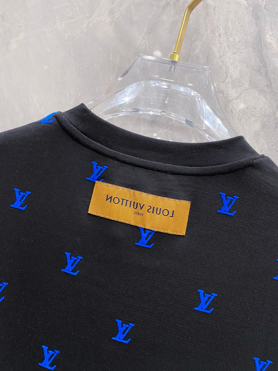 LV 2025秋冬 圆领刺绣短袖T恤打底衫 元素性的Logo徽章凸显休闲时尚魅力,依然独领时尚风骚.内搭