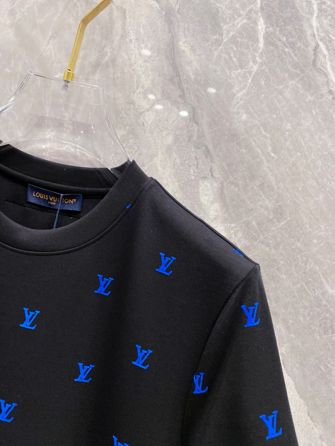 LV 2025秋冬 圆领刺绣短袖T恤打底衫 元素性的Logo徽章凸显休闲时尚魅力,依然独领时尚风骚.内搭