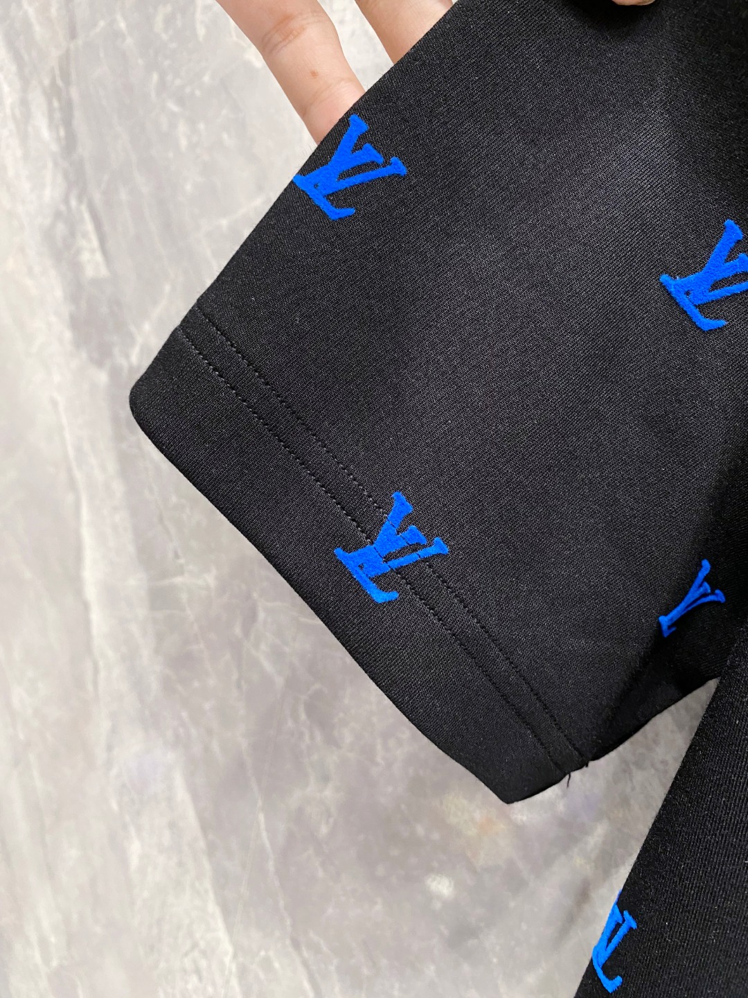 LV 2025秋冬 圆领刺绣短袖T恤打底衫 元素性的Logo徽章凸显休闲时尚魅力,依然独领时尚风骚.内搭