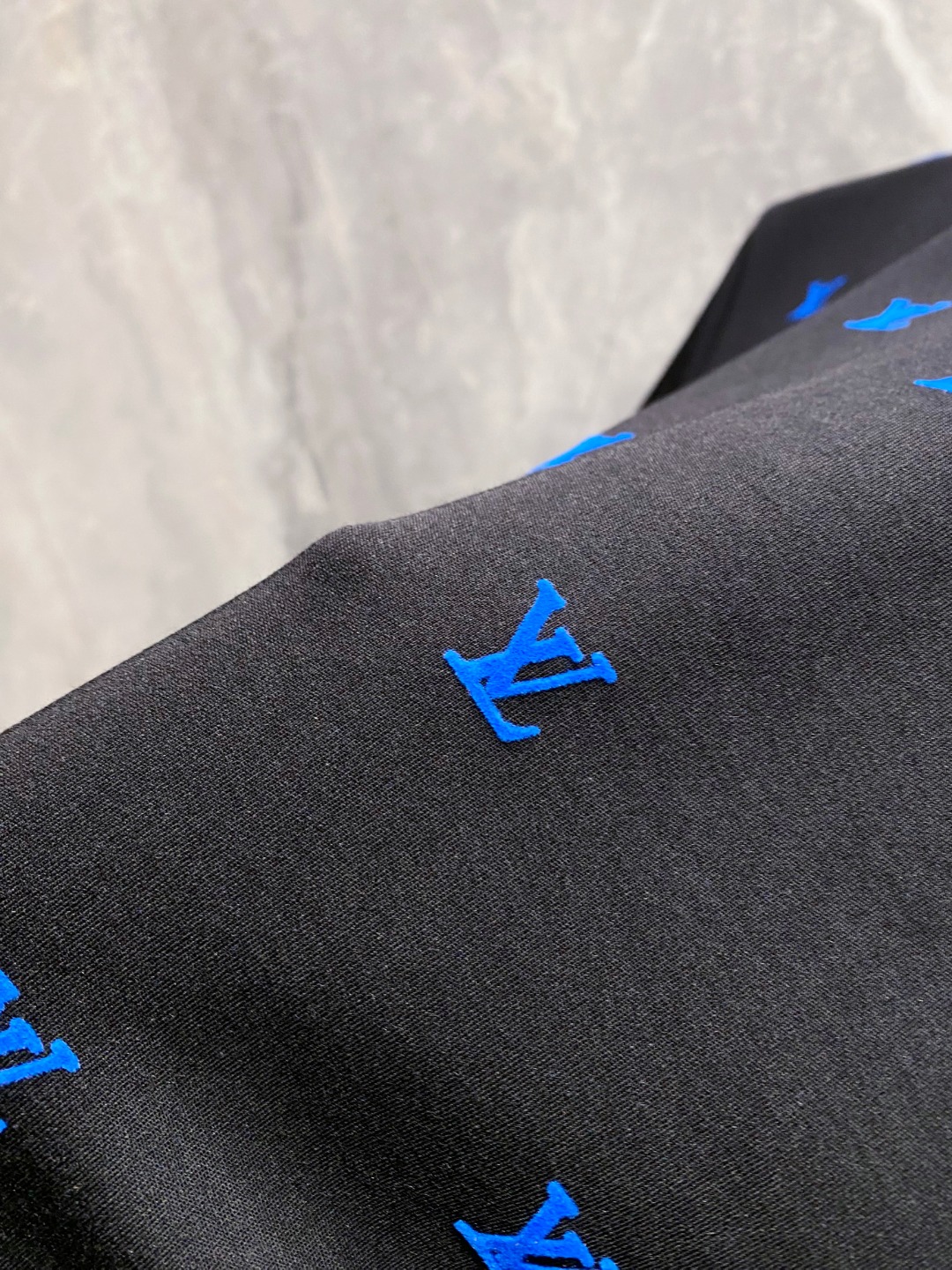 LV 2025秋冬 圆领刺绣短袖T恤打底衫 元素性的Logo徽章凸显休闲时尚魅力,依然独领时尚风骚.内搭