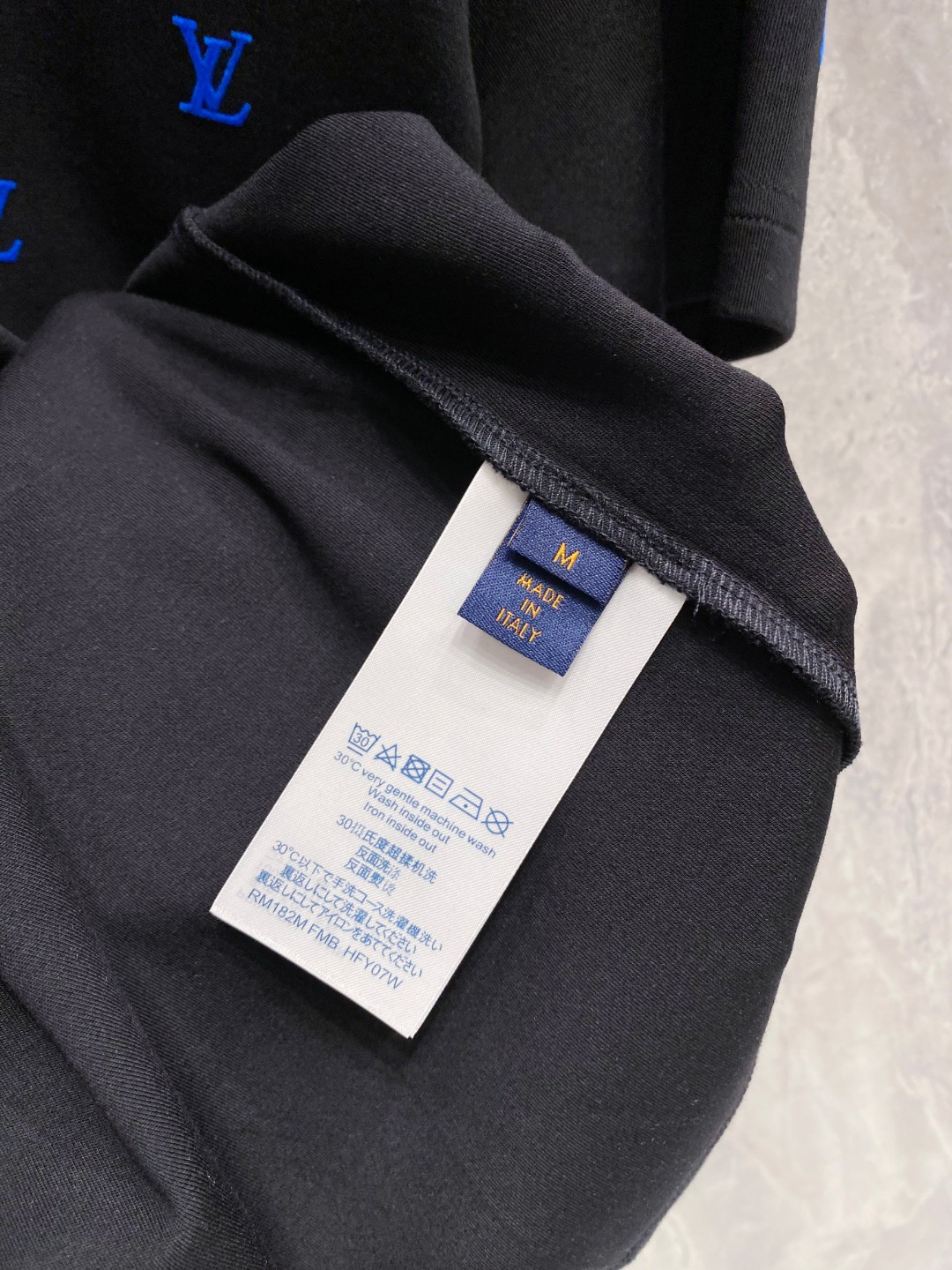 LV 2025秋冬 圆领刺绣短袖T恤打底衫 元素性的Logo徽章凸显休闲时尚魅力,依然独领时尚风骚.内搭