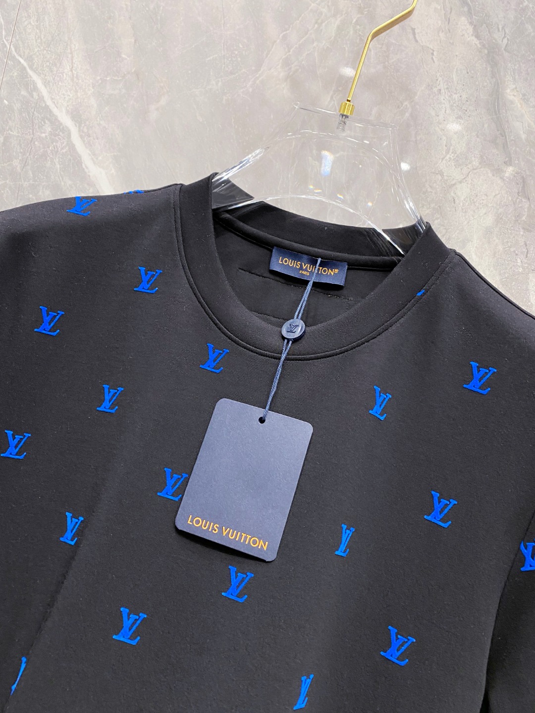 LV 2025秋冬 圆领刺绣短袖T恤打底衫 元素性的Logo徽章凸显休闲时尚魅力,依然独领时尚风骚.内搭