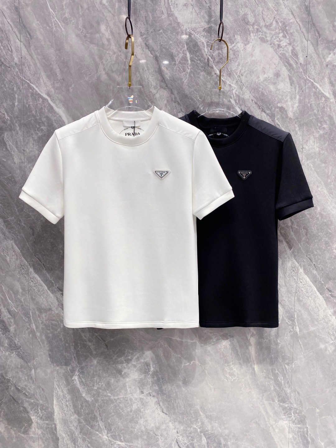 普拉达 2025秋冬 圆领刺绣短袖T恤打底衫 元素性的Logo徽章凸显休闲时尚魅力,依然独领时尚风骚.内