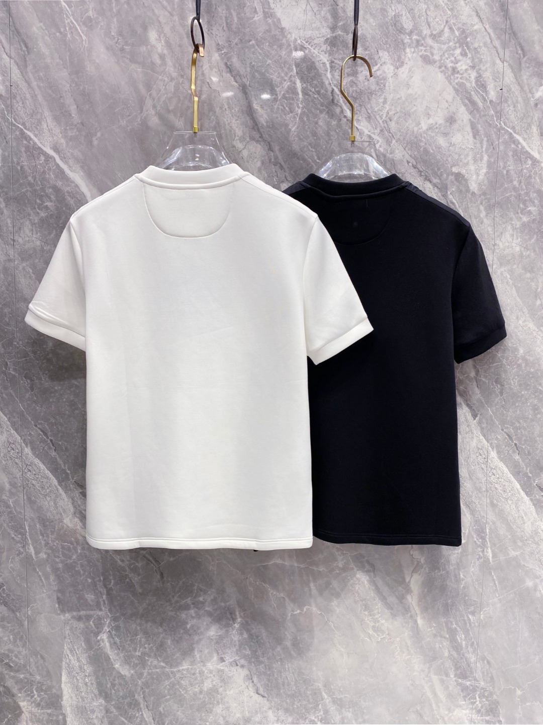 普拉达 2025秋冬 圆领刺绣短袖T恤打底衫 元素性的Logo徽章凸显休闲时尚魅力,依然独领时尚风骚.内