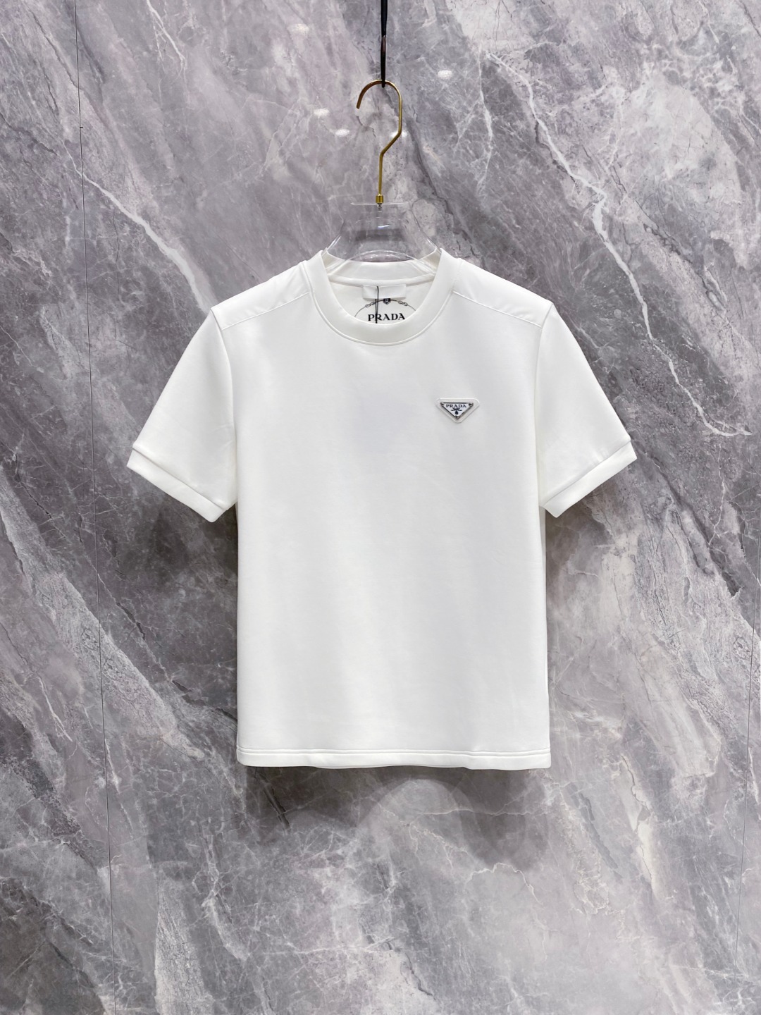 普拉达 2025秋冬 圆领刺绣短袖T恤打底衫 元素性的Logo徽章凸显休闲时尚魅力,依然独领时尚风骚.内