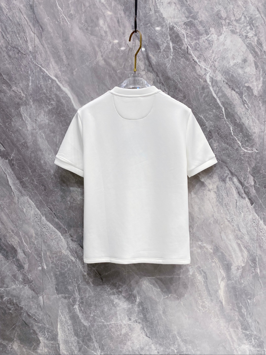 普拉达 2025秋冬 圆领刺绣短袖T恤打底衫 元素性的Logo徽章凸显休闲时尚魅力,依然独领时尚风骚.内