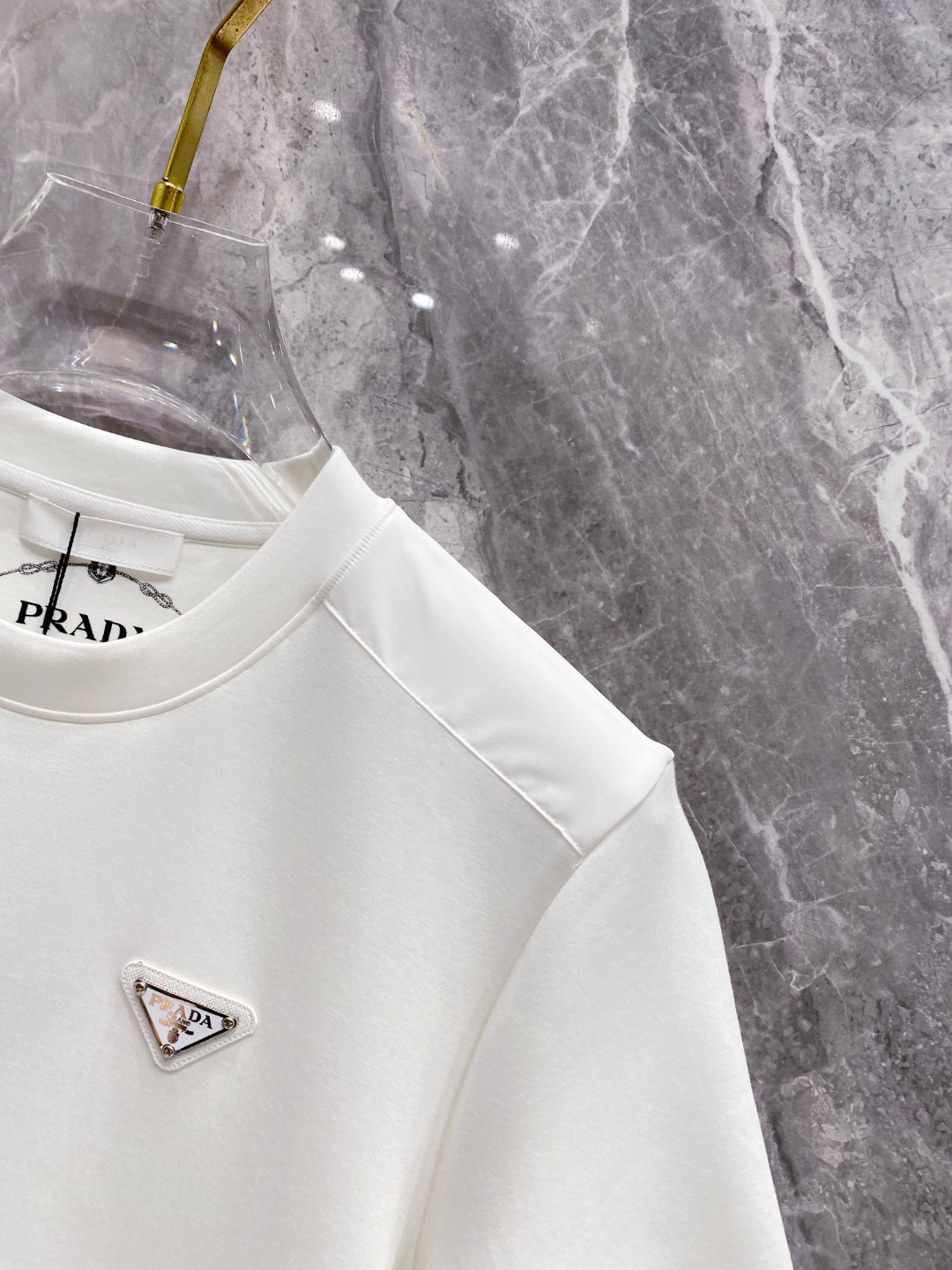 普拉达 2025秋冬 圆领刺绣短袖T恤打底衫 元素性的Logo徽章凸显休闲时尚魅力,依然独领时尚风骚.内