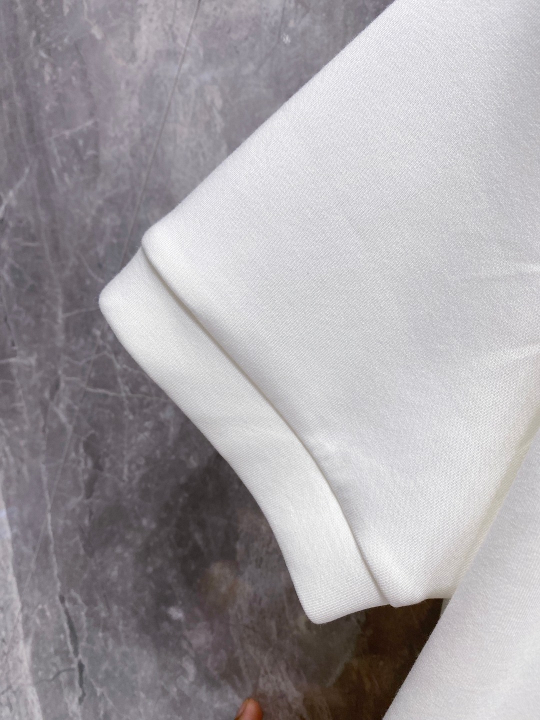 普拉达 2025秋冬 圆领刺绣短袖T恤打底衫 元素性的Logo徽章凸显休闲时尚魅力,依然独领时尚风骚.内