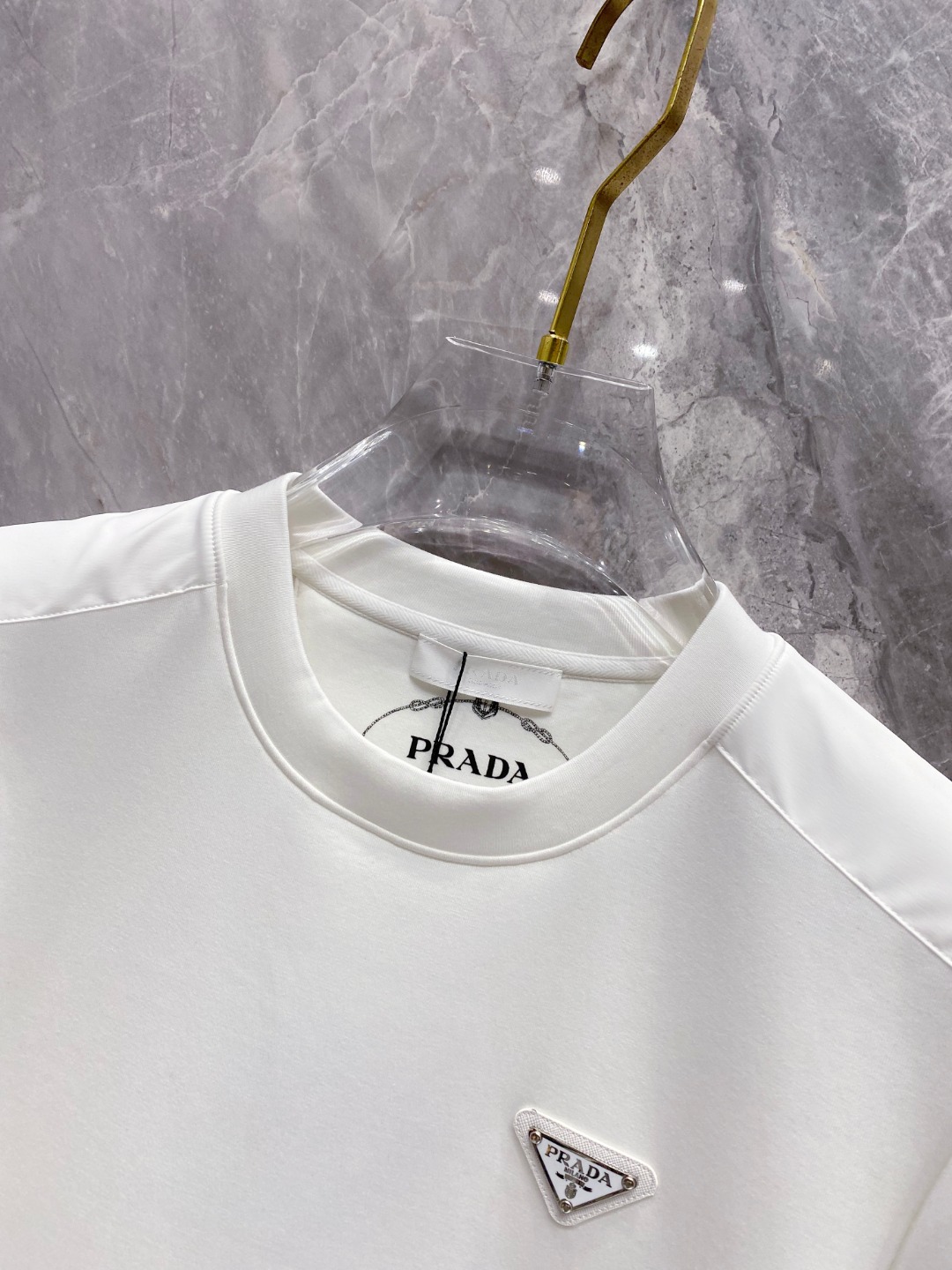 普拉达 2025秋冬 圆领刺绣短袖T恤打底衫 元素性的Logo徽章凸显休闲时尚魅力,依然独领时尚风骚.内