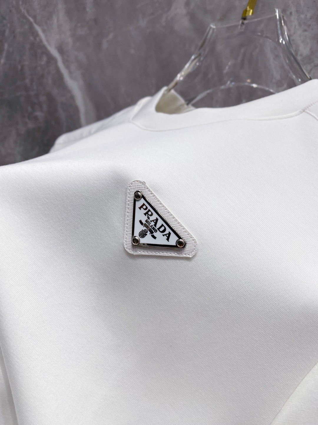 普拉达 2025秋冬 圆领刺绣短袖T恤打底衫 元素性的Logo徽章凸显休闲时尚魅力,依然独领时尚风骚.内
