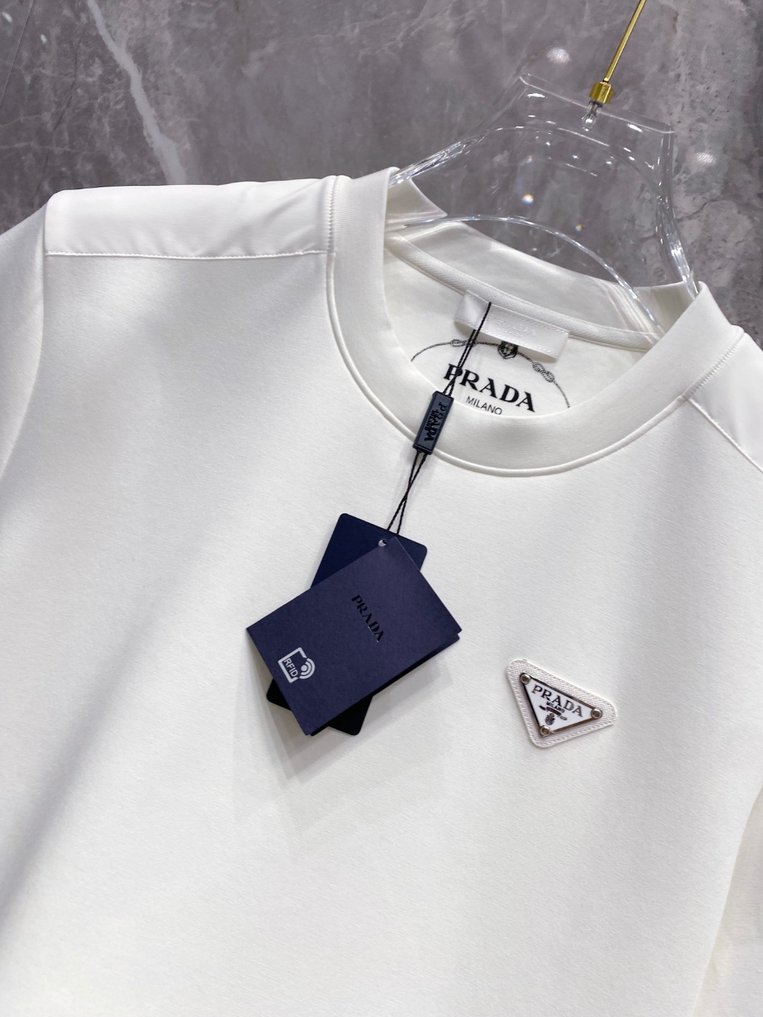 普拉达 2025秋冬 圆领刺绣短袖T恤打底衫 元素性的Logo徽章凸显休闲时尚魅力,依然独领时尚风骚.内