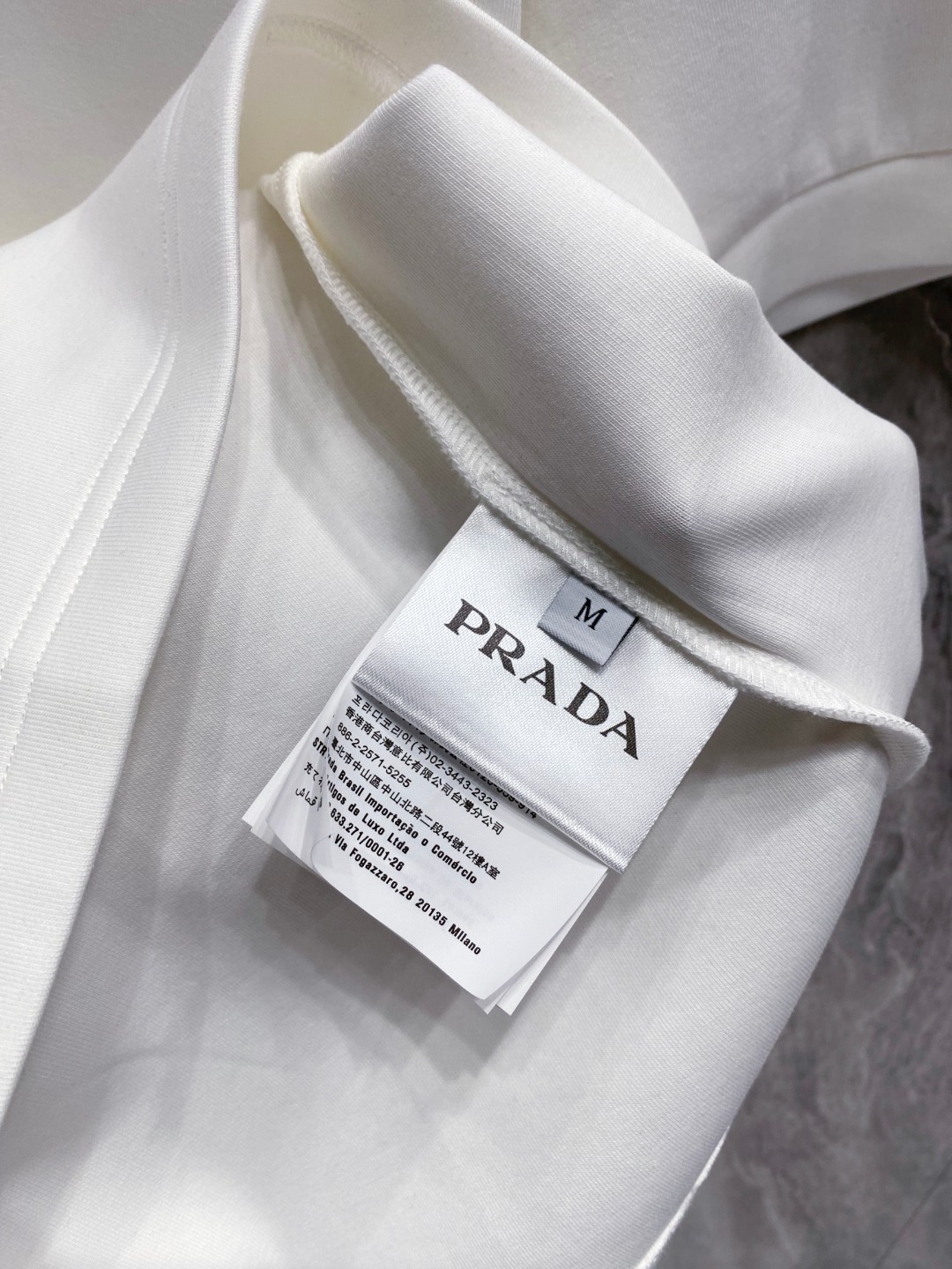 普拉达 2025秋冬 圆领刺绣短袖T恤打底衫 元素性的Logo徽章凸显休闲时尚魅力,依然独领时尚风骚.内