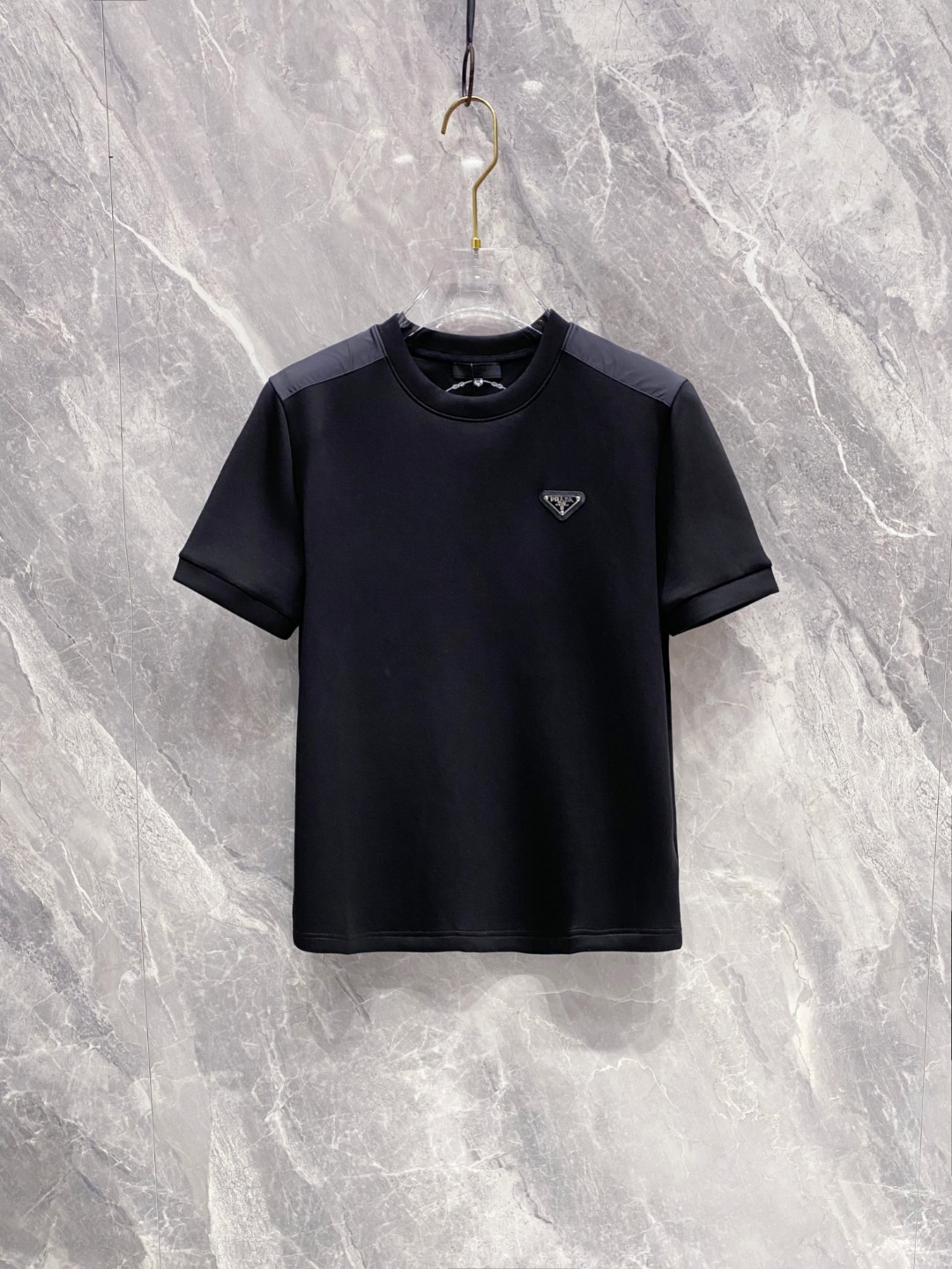 普拉达 2025秋冬 圆领刺绣短袖T恤打底衫 元素性的Logo徽章凸显休闲时尚魅力,依然独领时尚风骚.内