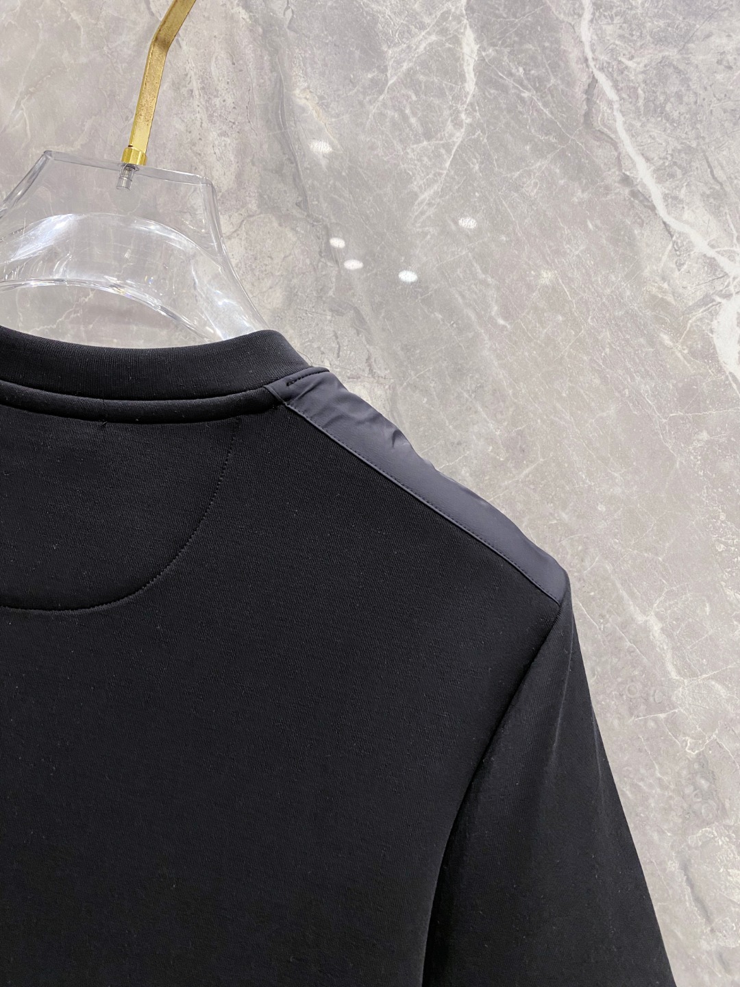 普拉达 2025秋冬 圆领刺绣短袖T恤打底衫 元素性的Logo徽章凸显休闲时尚魅力,依然独领时尚风骚.内