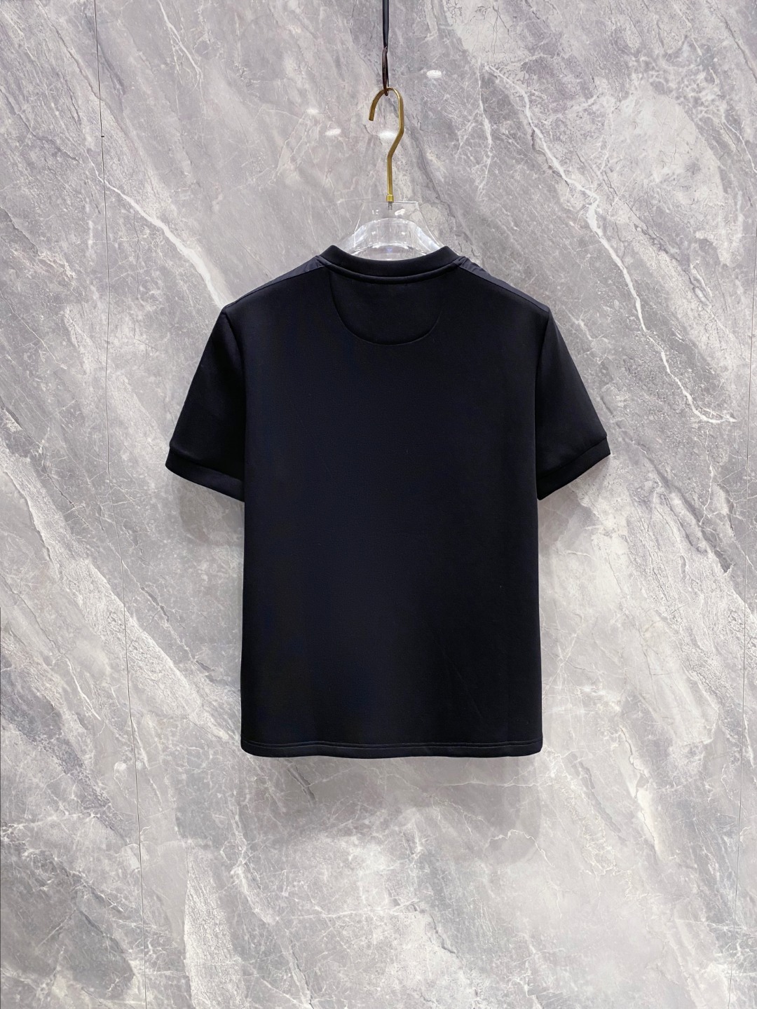 普拉达 2025秋冬 圆领刺绣短袖T恤打底衫 元素性的Logo徽章凸显休闲时尚魅力,依然独领时尚风骚.内