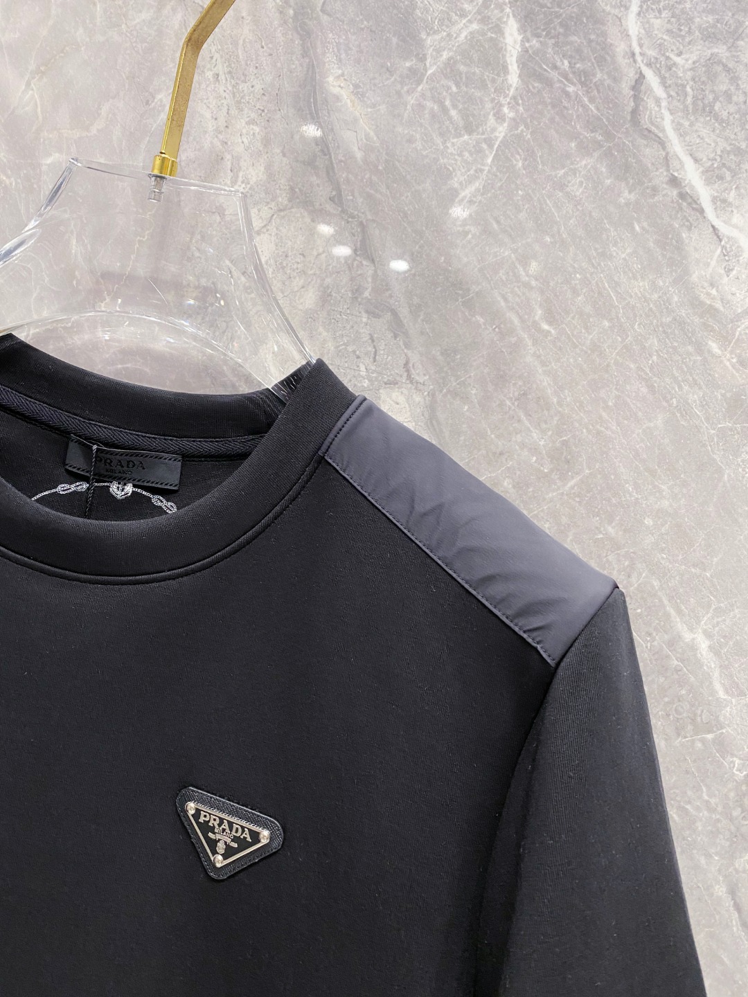 普拉达 2025秋冬 圆领刺绣短袖T恤打底衫 元素性的Logo徽章凸显休闲时尚魅力,依然独领时尚风骚.内