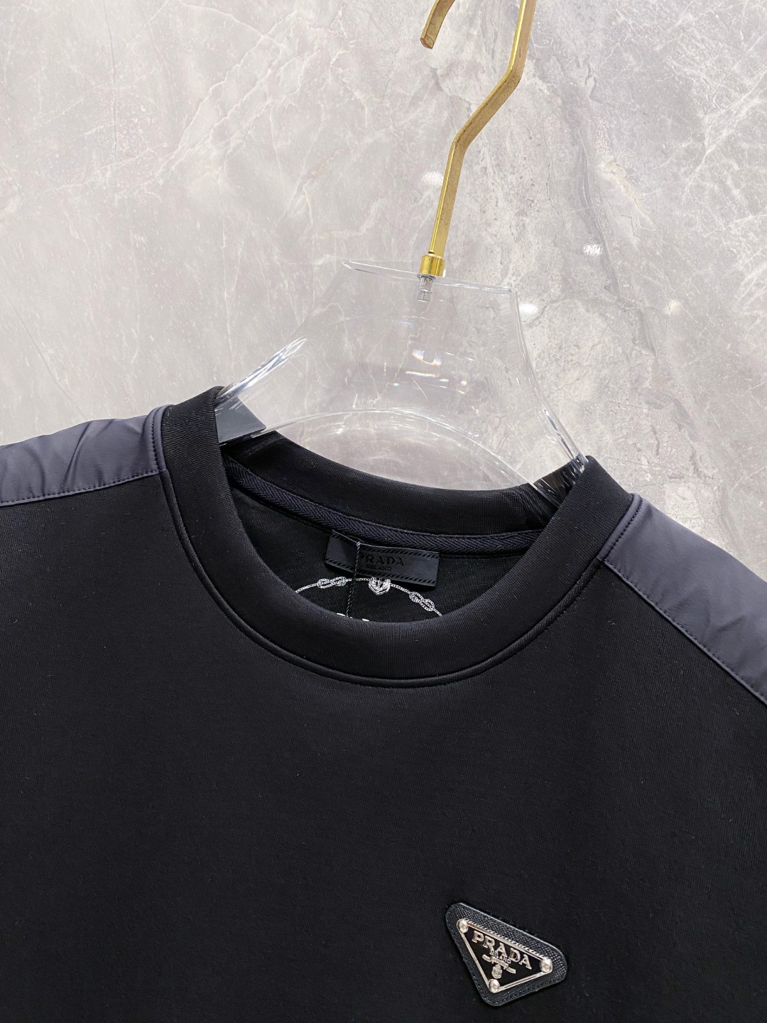 普拉达 2025秋冬 圆领刺绣短袖T恤打底衫 元素性的Logo徽章凸显休闲时尚魅力,依然独领时尚风骚.内