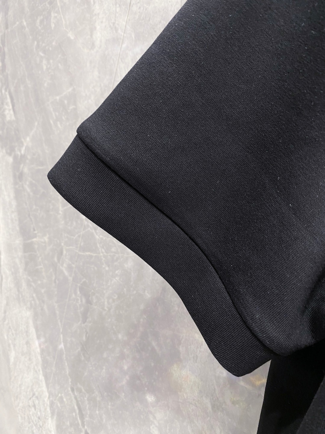 普拉达 2025秋冬 圆领刺绣短袖T恤打底衫 元素性的Logo徽章凸显休闲时尚魅力,依然独领时尚风骚.内