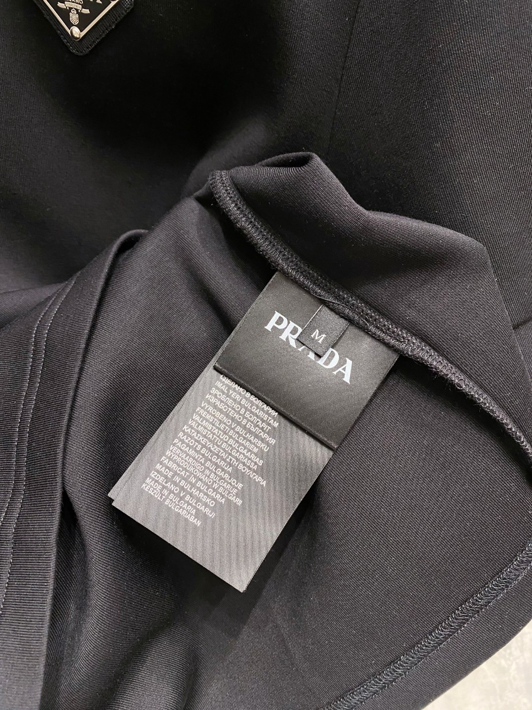 普拉达 2025秋冬 圆领刺绣短袖T恤打底衫 元素性的Logo徽章凸显休闲时尚魅力,依然独领时尚风骚.内