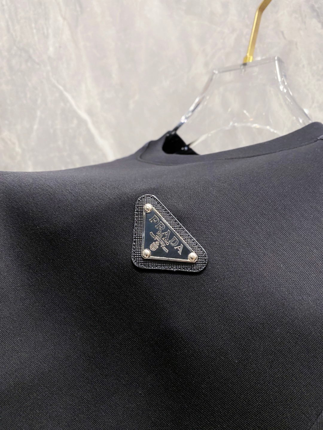 普拉达 2025秋冬 圆领刺绣短袖T恤打底衫 元素性的Logo徽章凸显休闲时尚魅力,依然独领时尚风骚.内