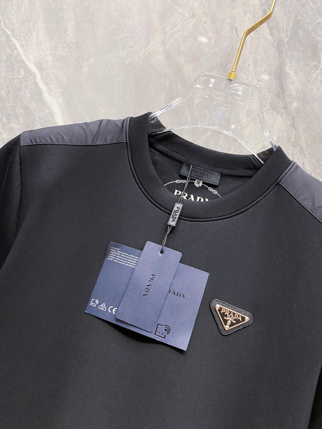 普拉达 2025秋冬 圆领刺绣短袖T恤打底衫 元素性的Logo徽章凸显休闲时尚魅力,依然独领时尚风骚.内