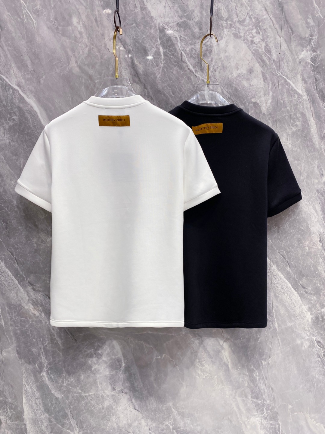 LV 2025秋冬 圆领刺绣短袖T恤打底衫 元素性的Logo徽章凸显休闲时尚魅力,依然独领时尚风骚.内搭