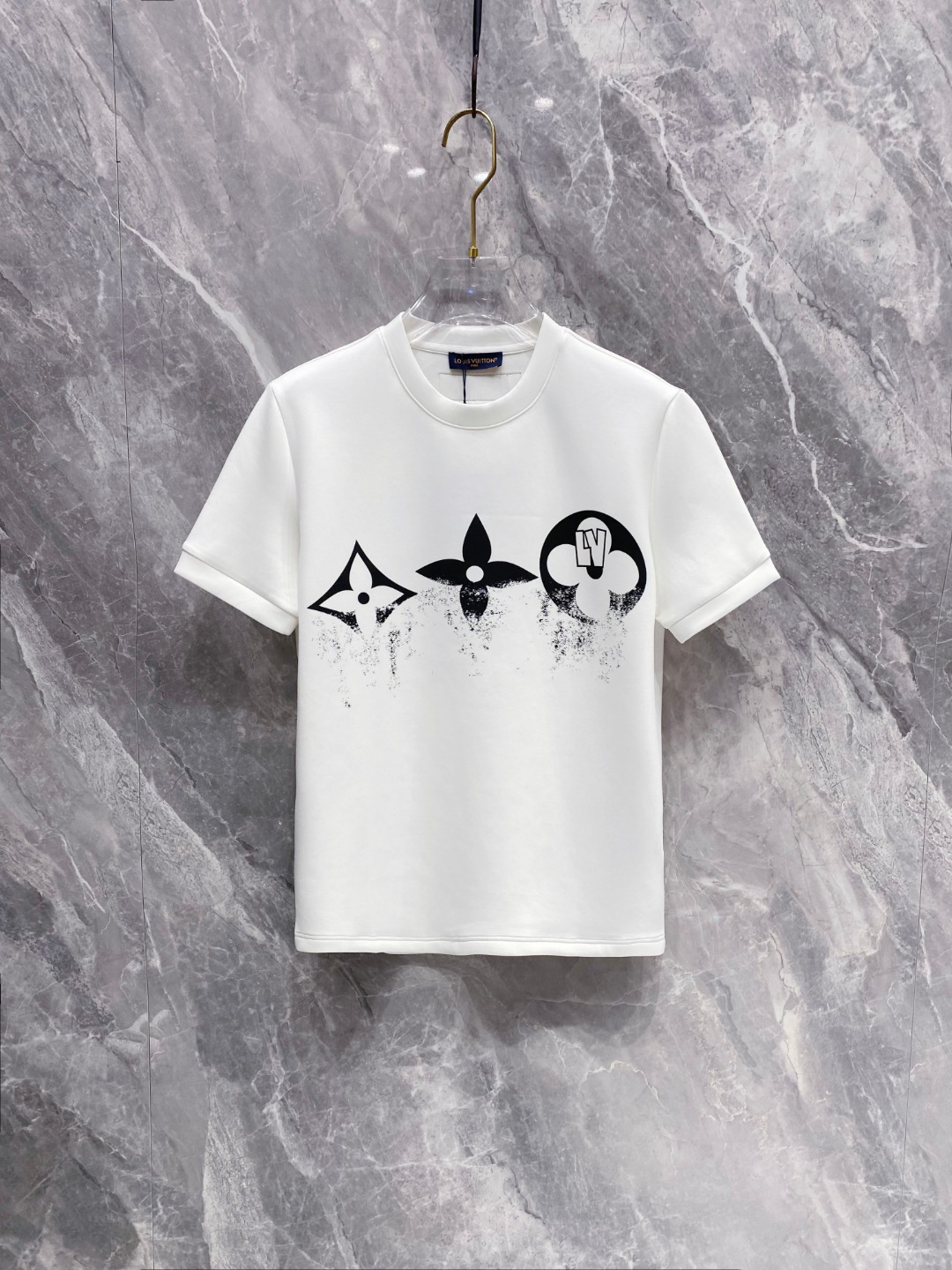LV 2025秋冬 圆领刺绣短袖T恤打底衫 元素性的Logo徽章凸显休闲时尚魅力,依然独领时尚风骚.内搭